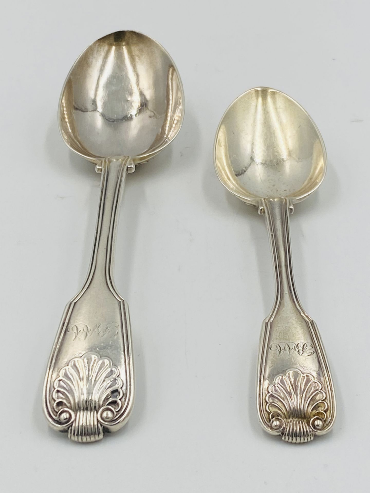 Four large and twelve smaller silver spoons - Bild 5 aus 5