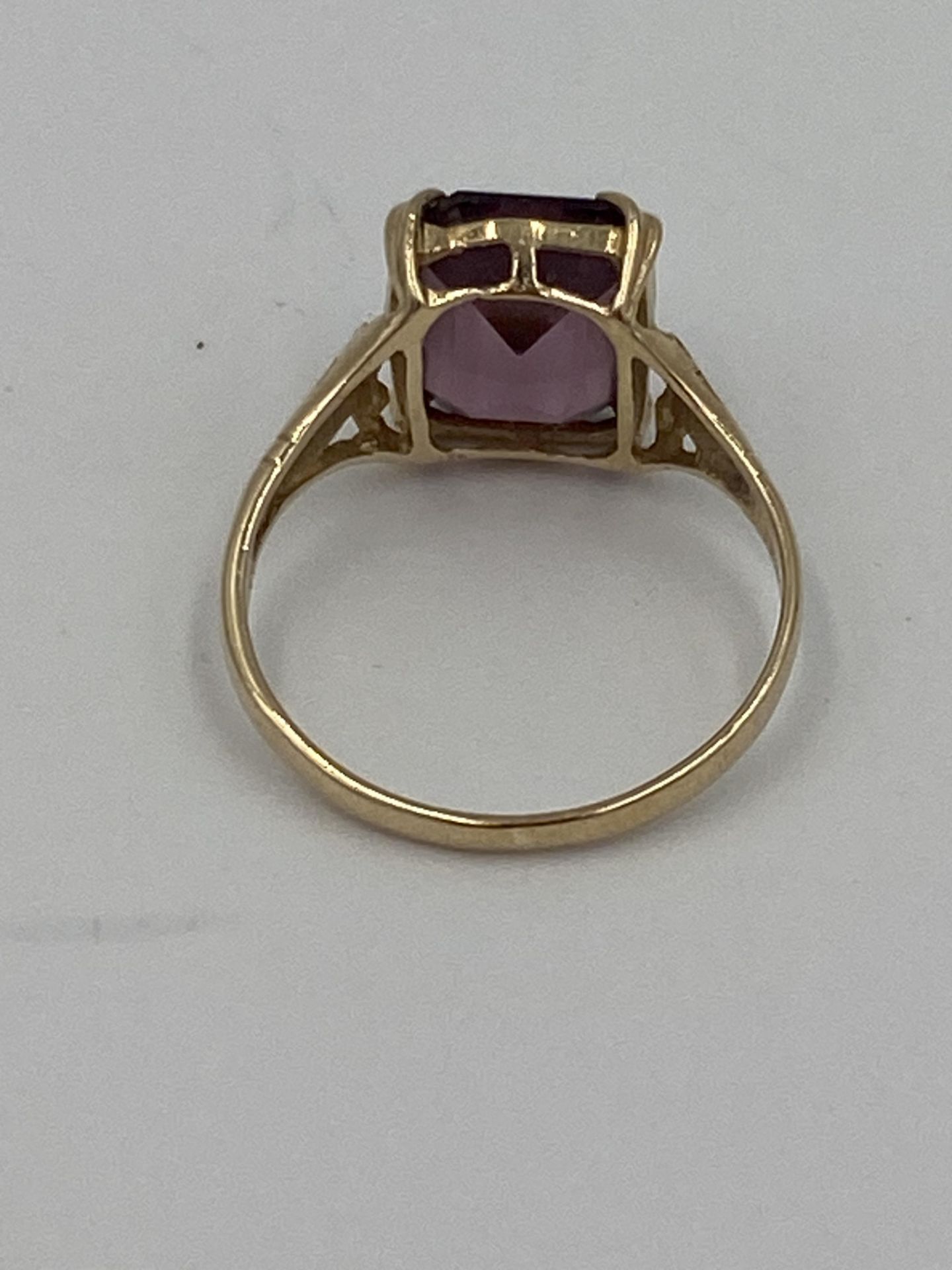 9ct gold ring set with a purple stone - Bild 3 aus 5