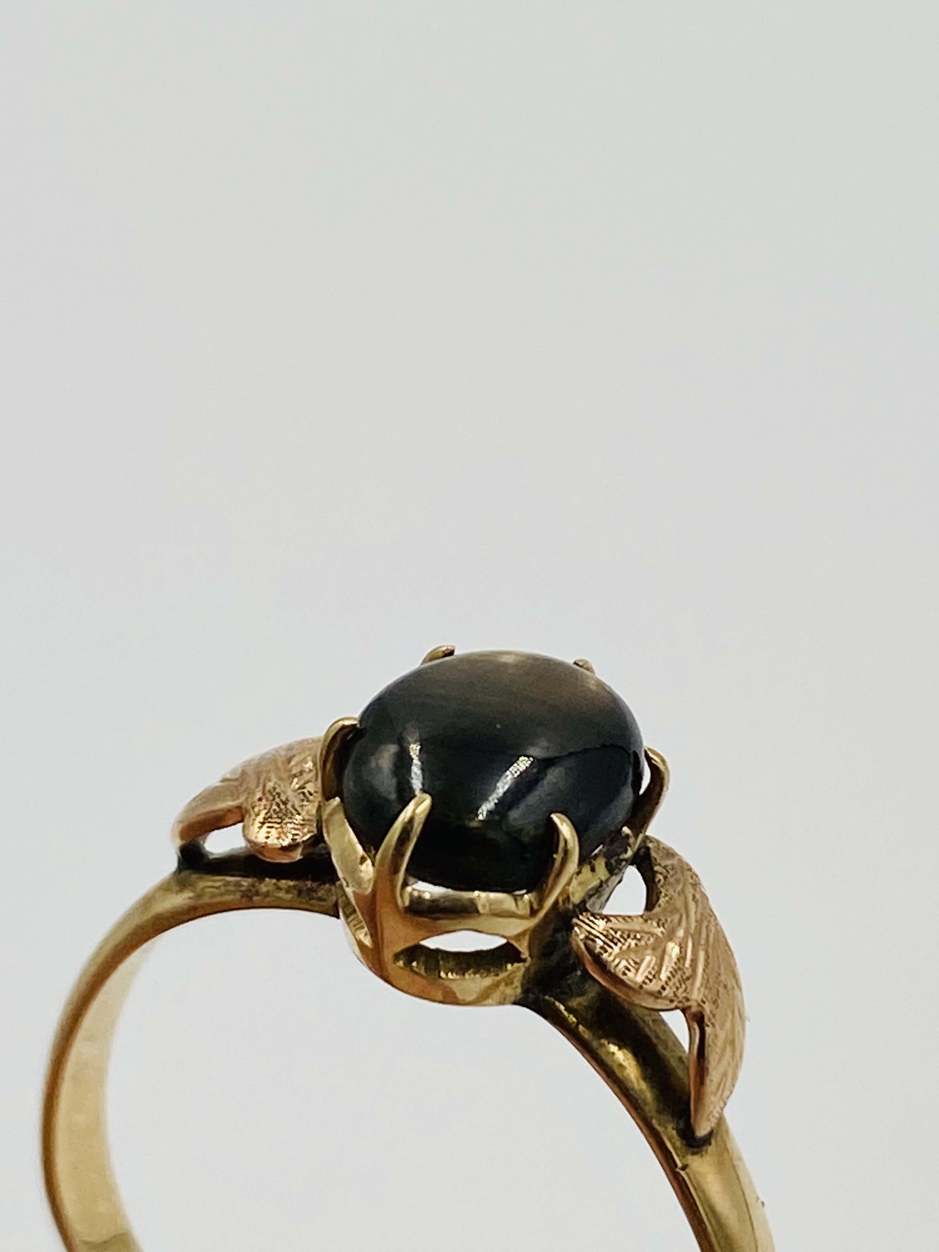 9ct gold ring set with a sapphire cabochon - Image 9 of 9