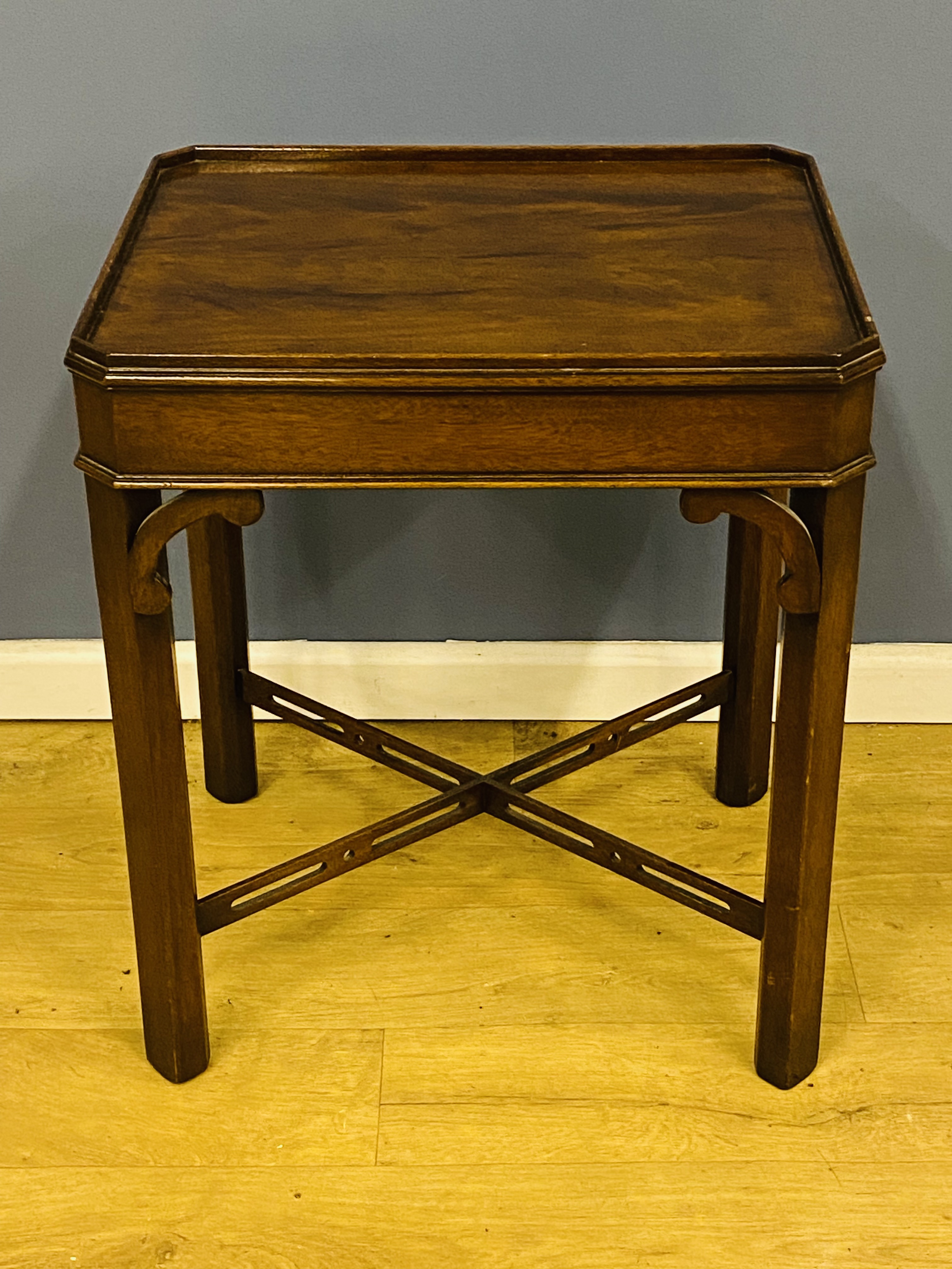 Brights of Nettlebed mahogany occasional table - Image 4 of 4