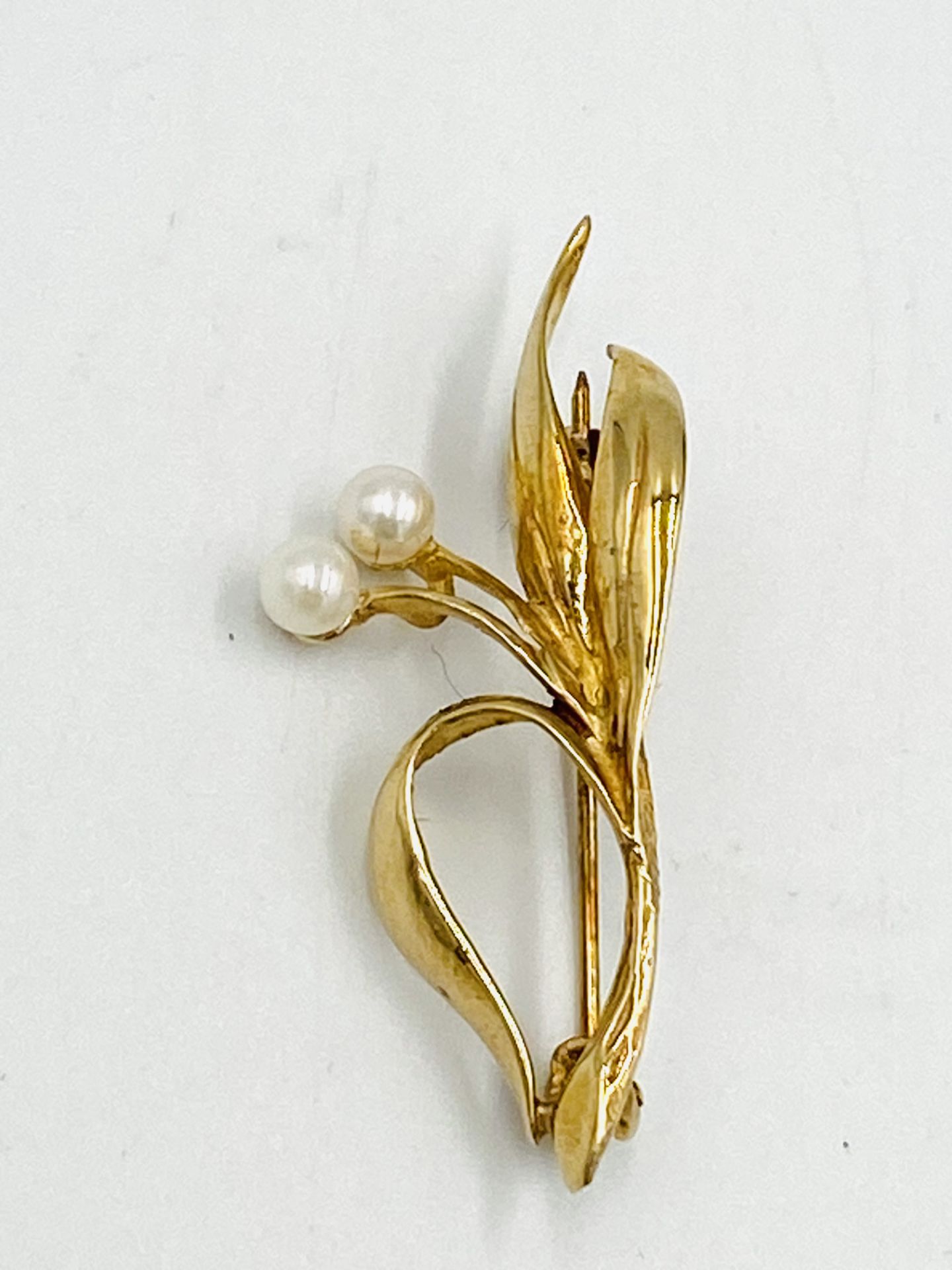 9ct gold brooch set with two pearls