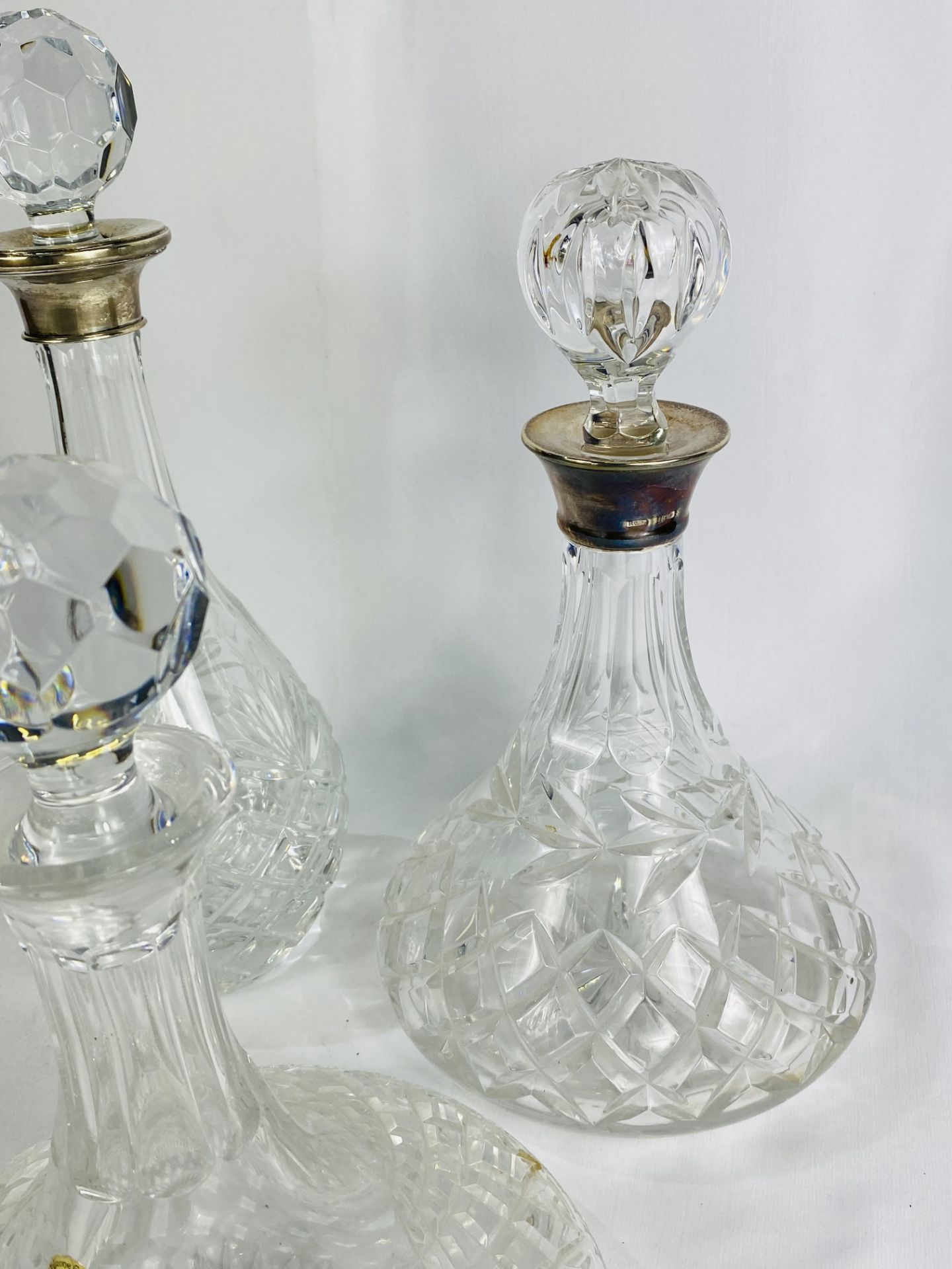 Two cut glass decanters with silver collars together with a cut glass ships decanter - Bild 3 aus 4