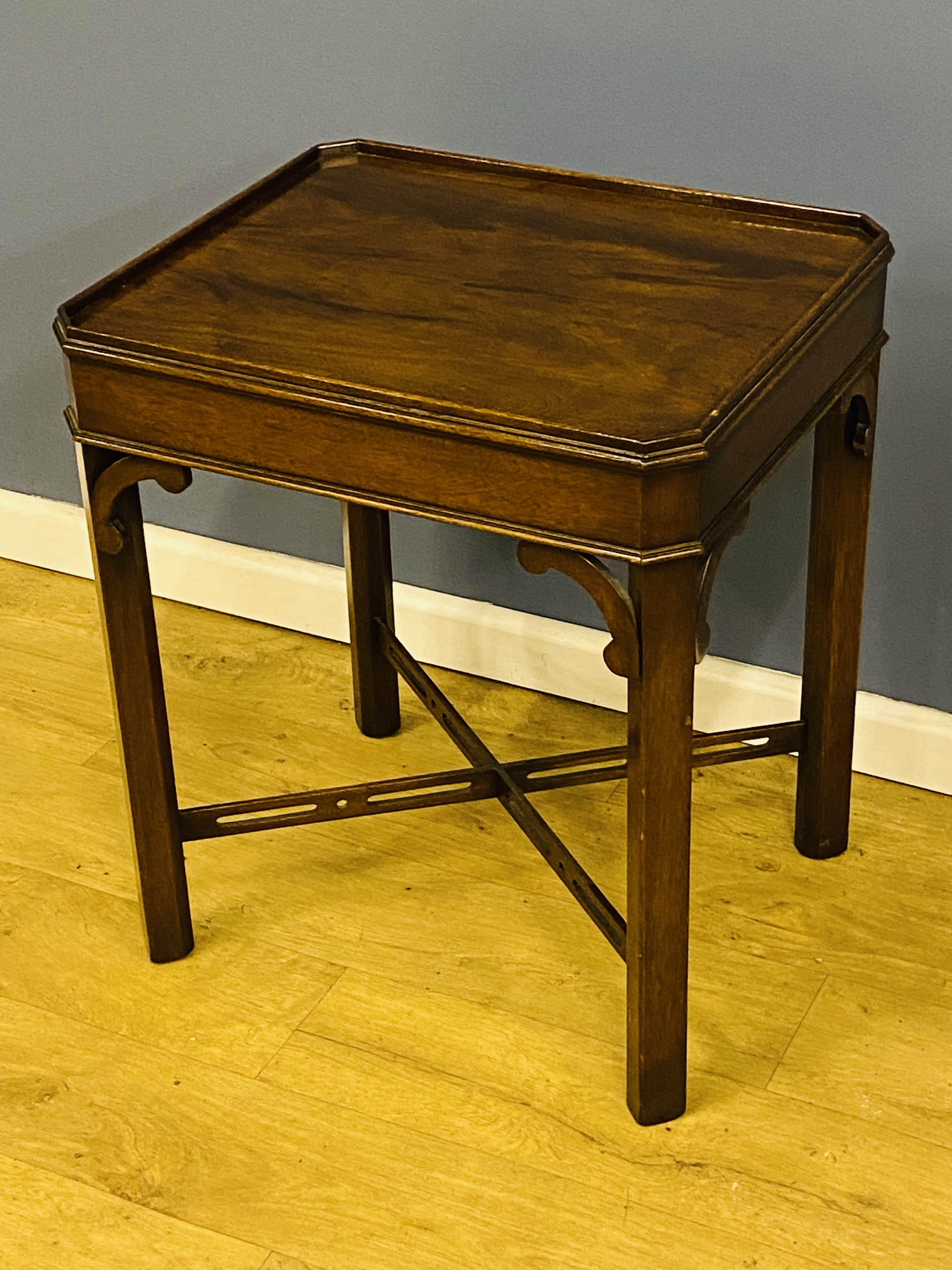 Brights of Nettlebed mahogany occasional table - Image 2 of 4