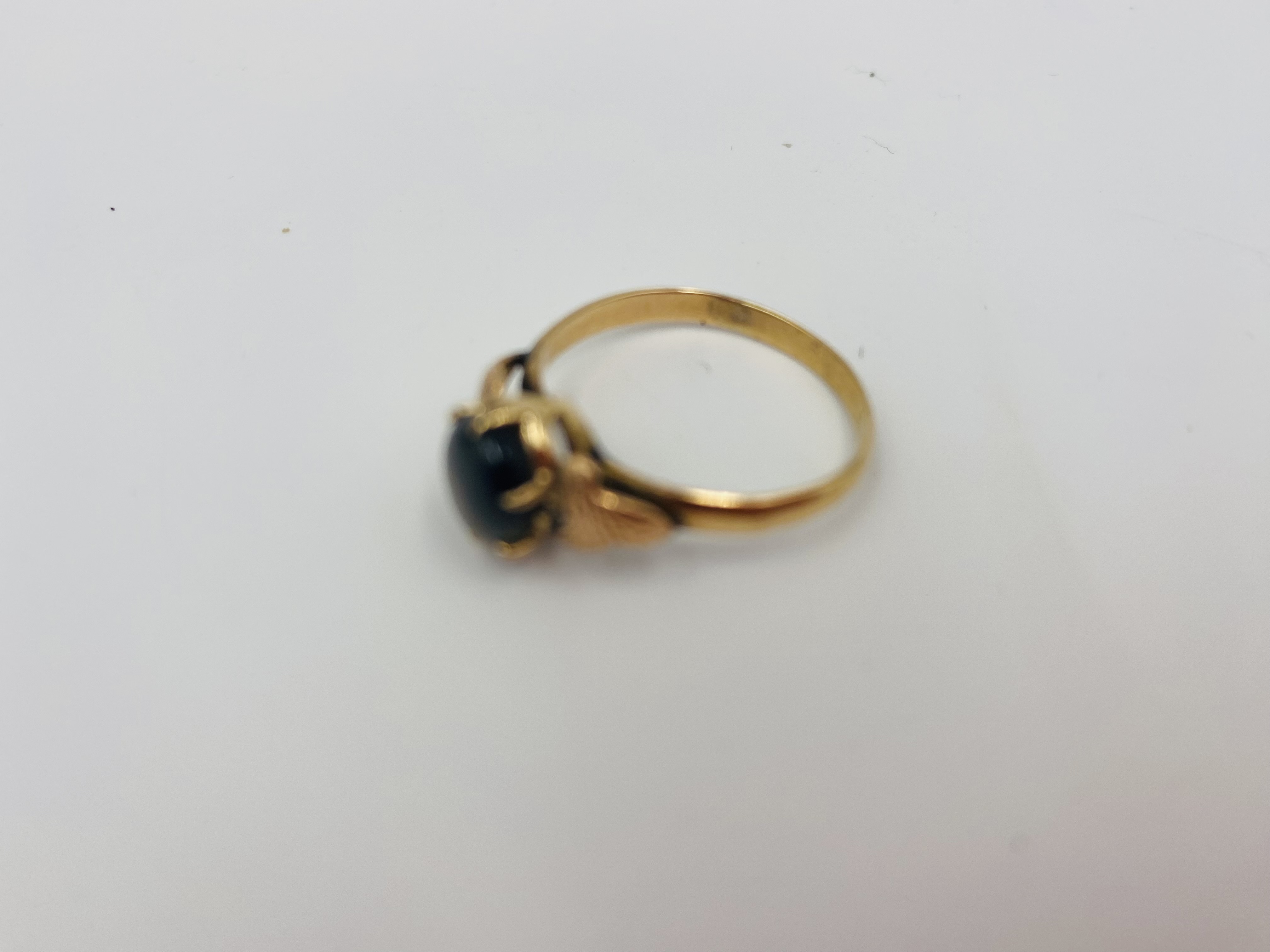9ct gold ring set with a sapphire cabochon - Image 6 of 9