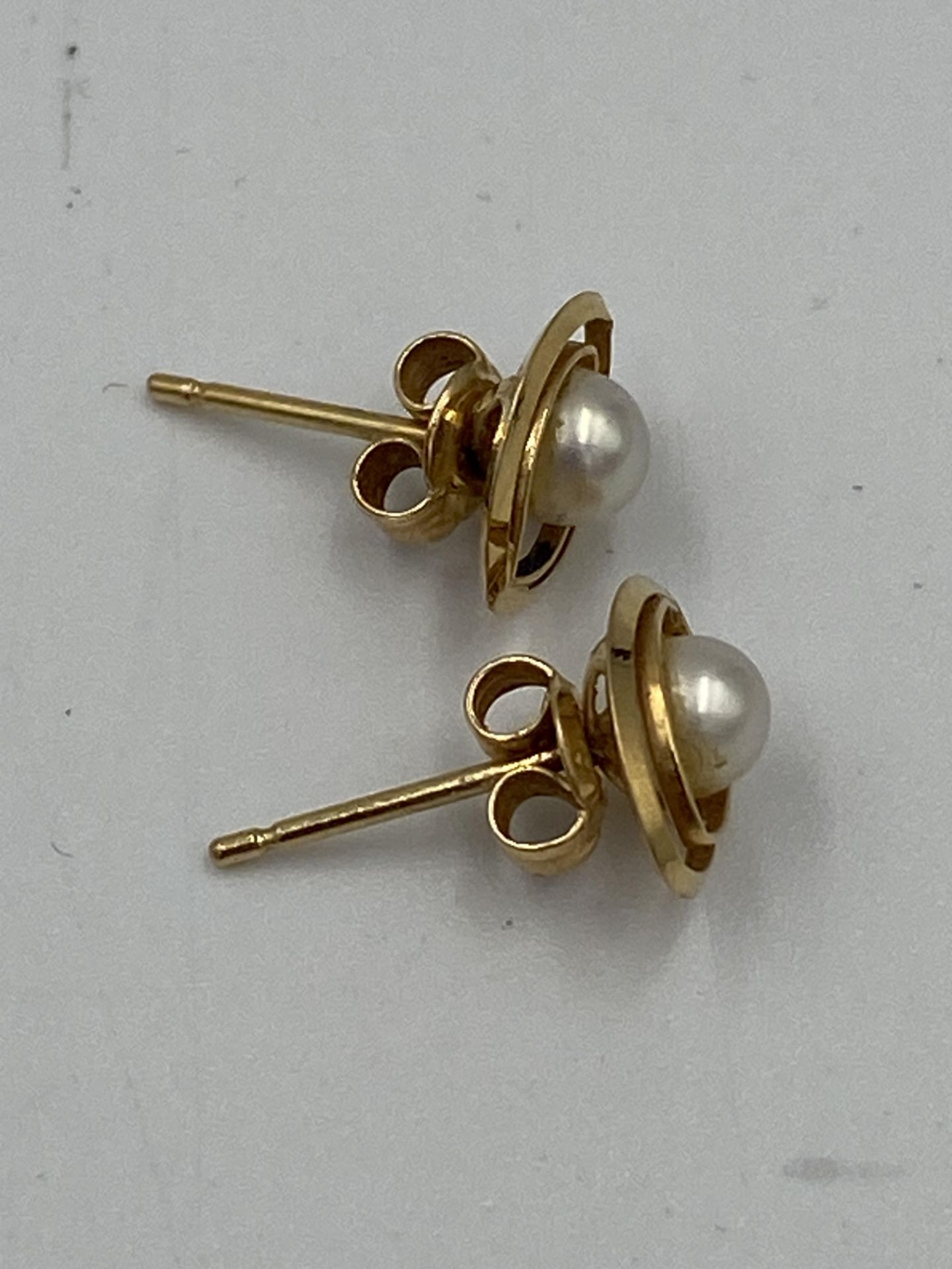 Pair of 18ct pearl earrings - Image 4 of 4