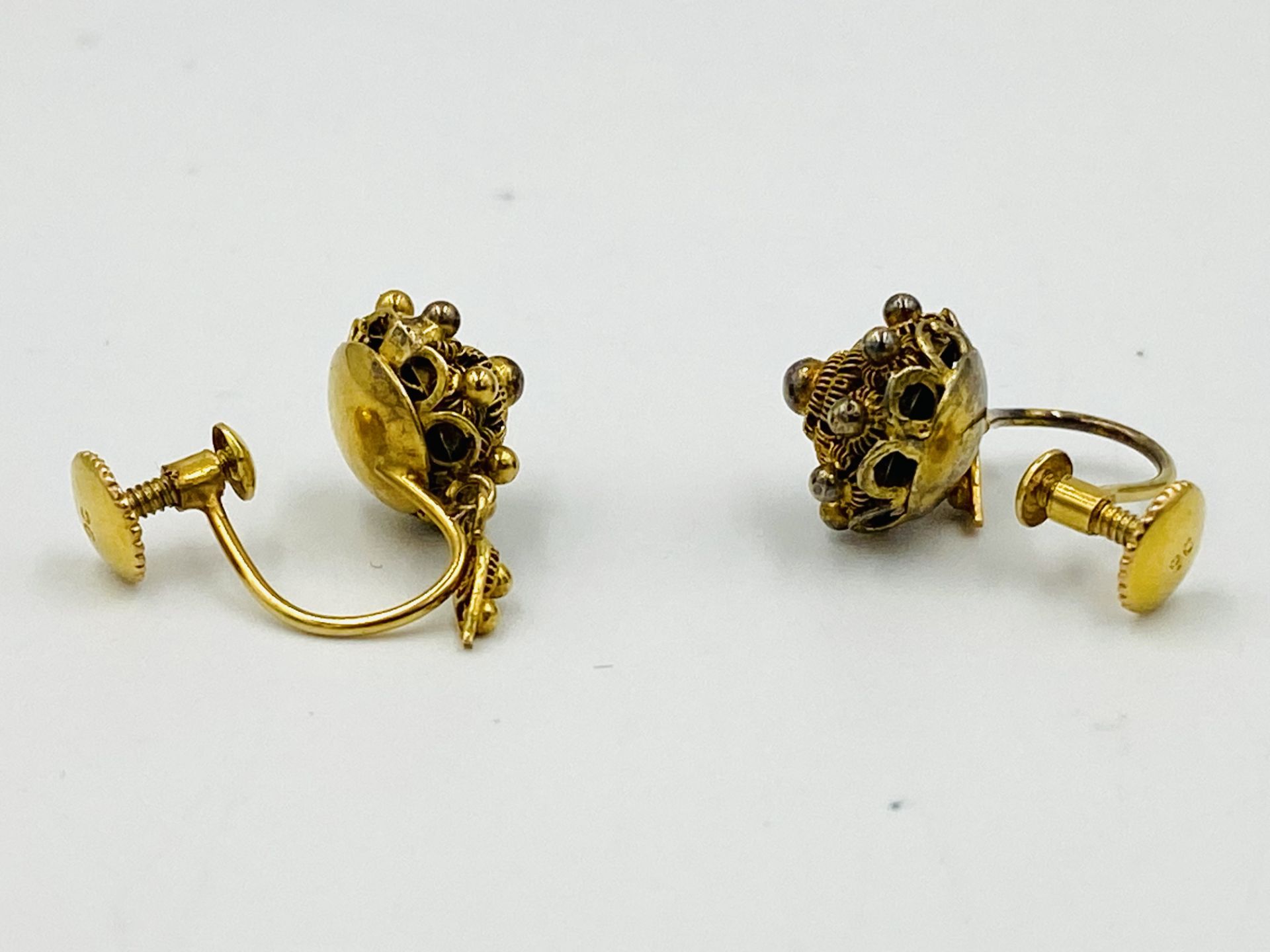 A pair of 9ct gold earrings - Image 2 of 4