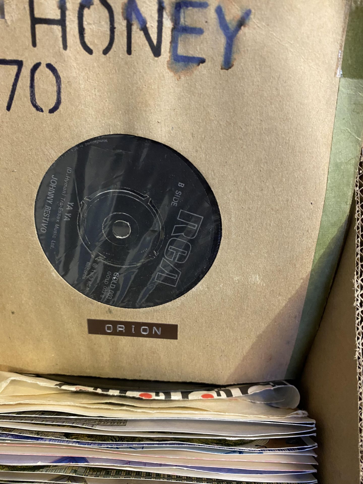 Quantity of vinyl singles without covers. - Image 9 of 9