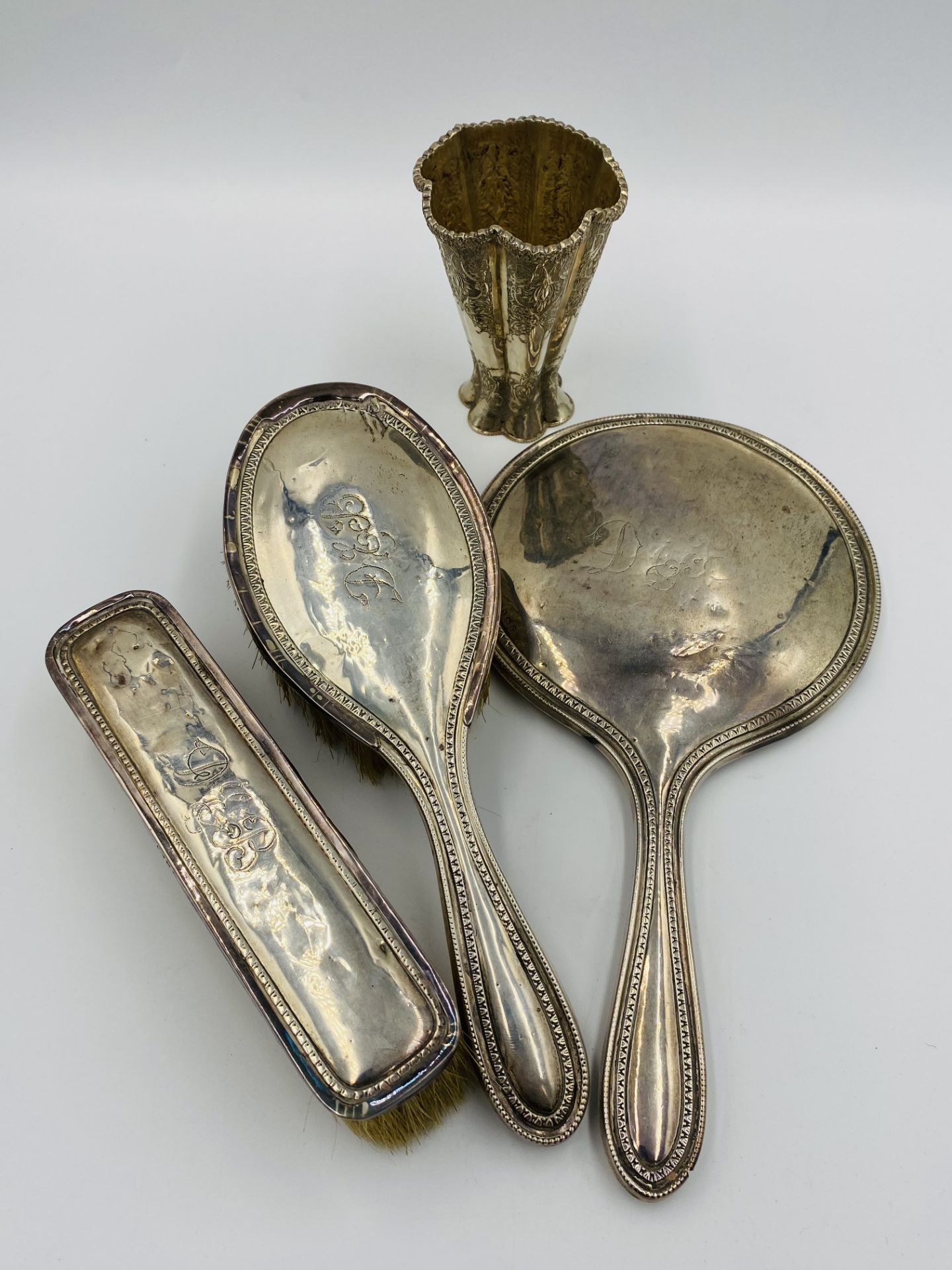 A silver dressing table set and a white metal vase - Bild 2 aus 4