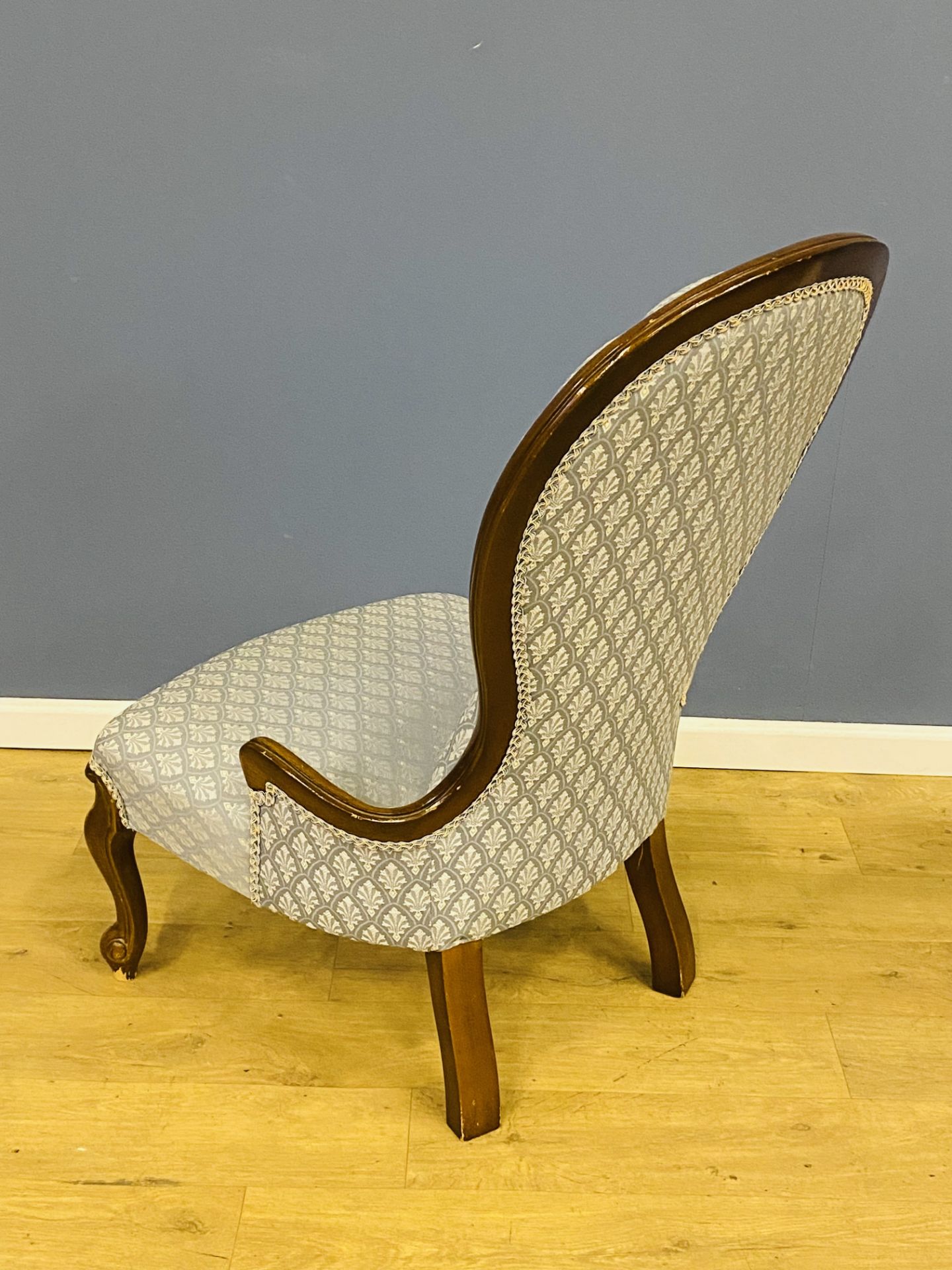 Mahogany button backed nursing chair - Image 5 of 5