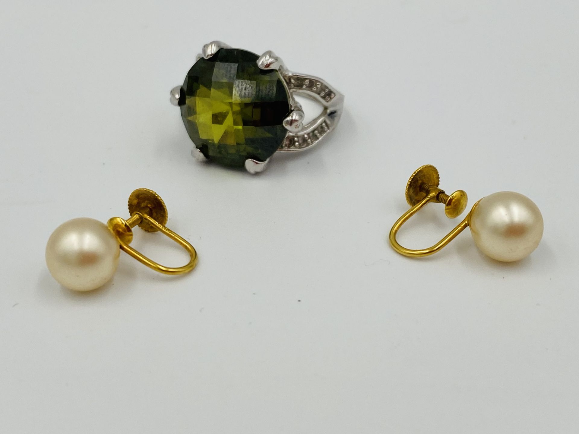 Pair of Ciro earrings together with a ring set with a tourmaline - Bild 7 aus 8