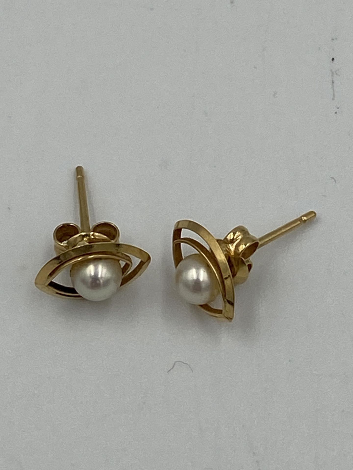 Pair of 18ct pearl earrings - Image 2 of 4