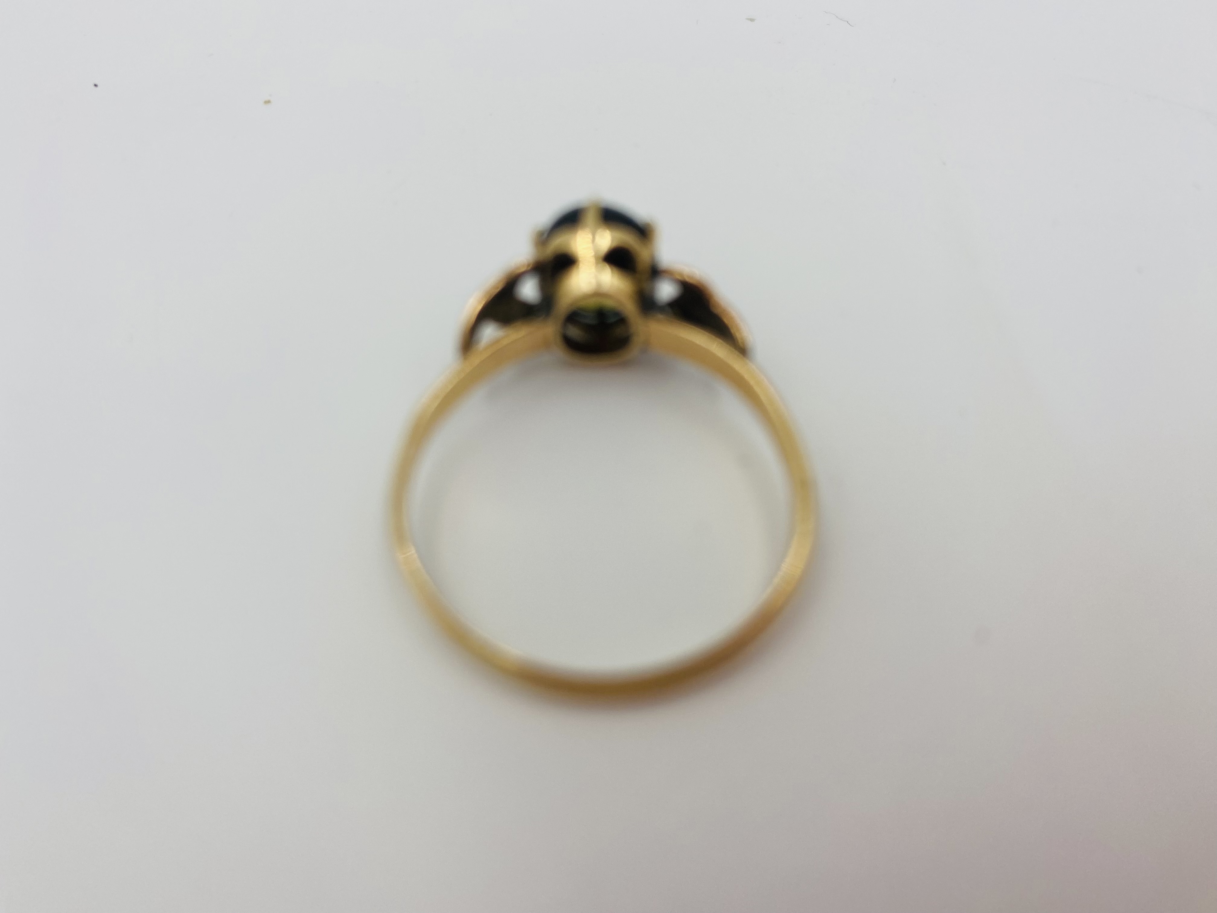 9ct gold ring set with a sapphire cabochon - Image 8 of 9