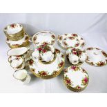 Royal Albert Old Country Roses part dinner service