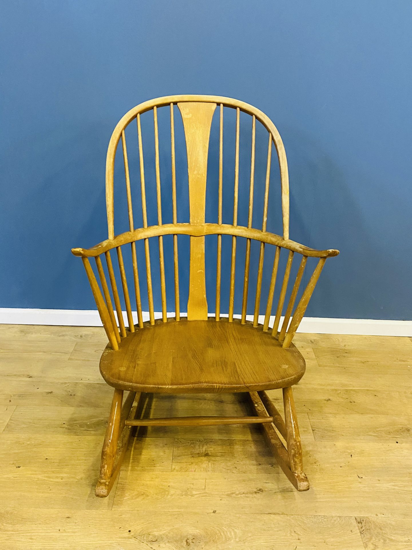 Ercol spindle back rocking chair - Image 4 of 5