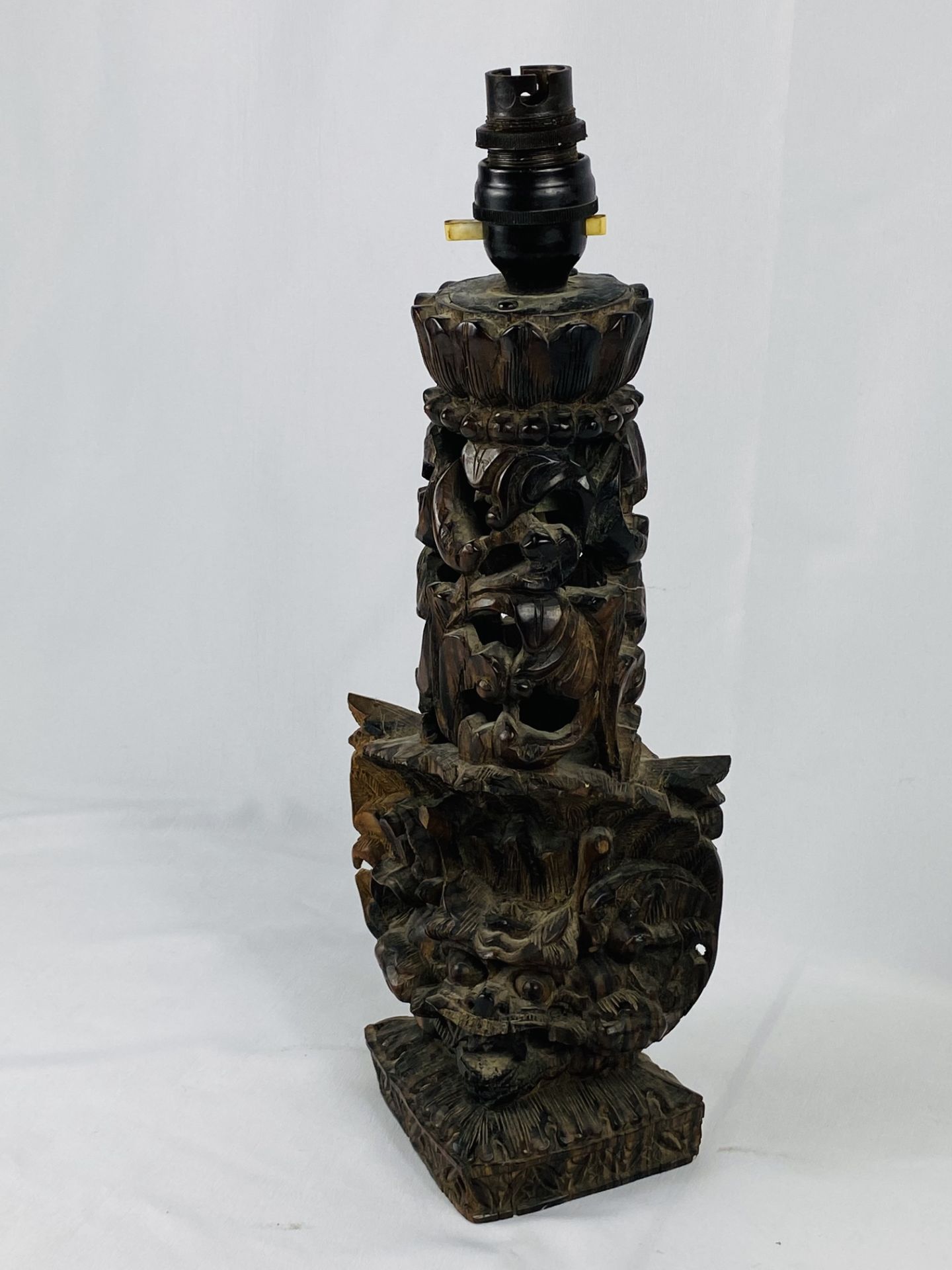 Carved wood Oriental style table lamp - Image 2 of 4