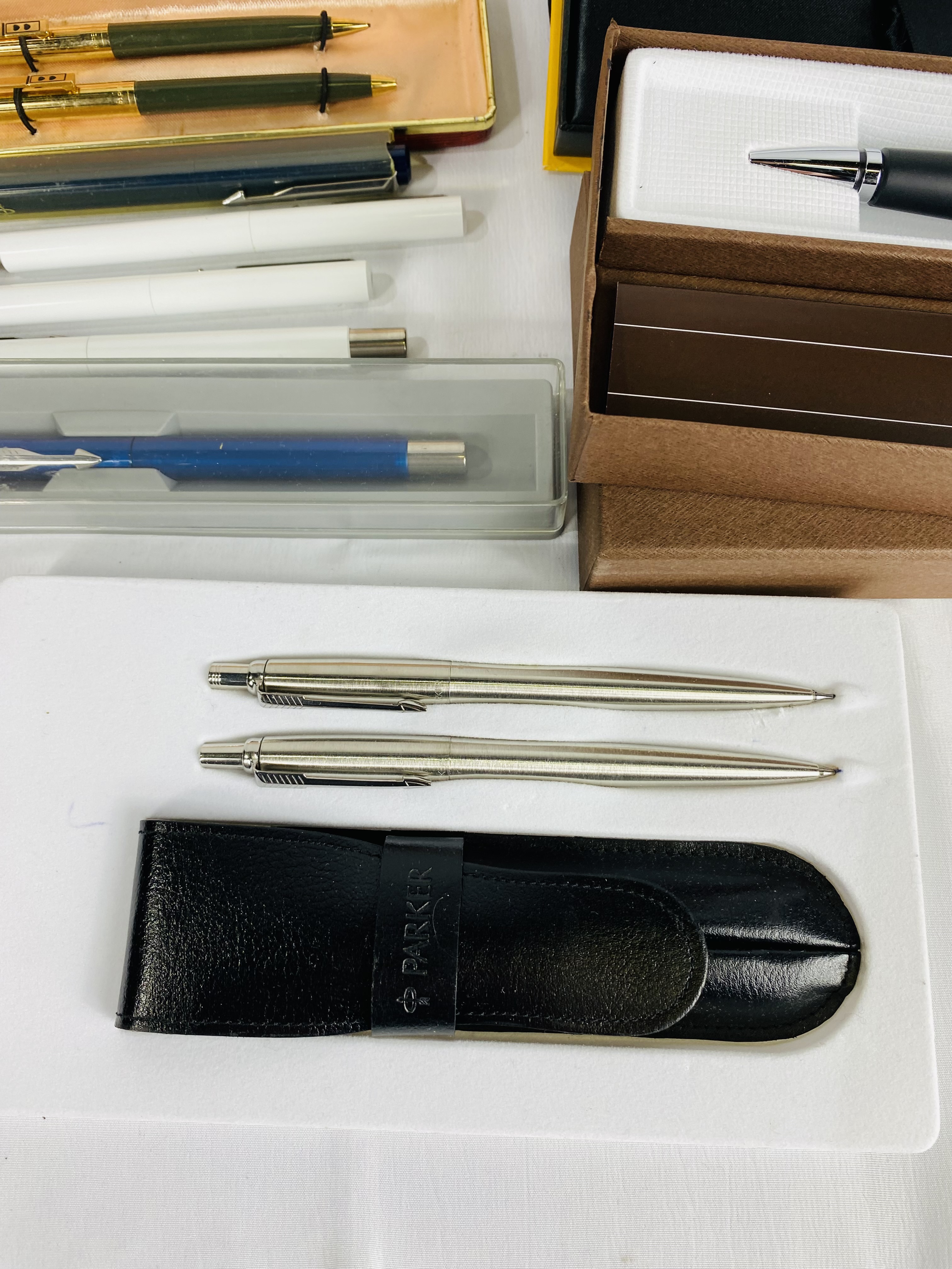 Quantity of pens to include Parker and Cross. - Image 4 of 4