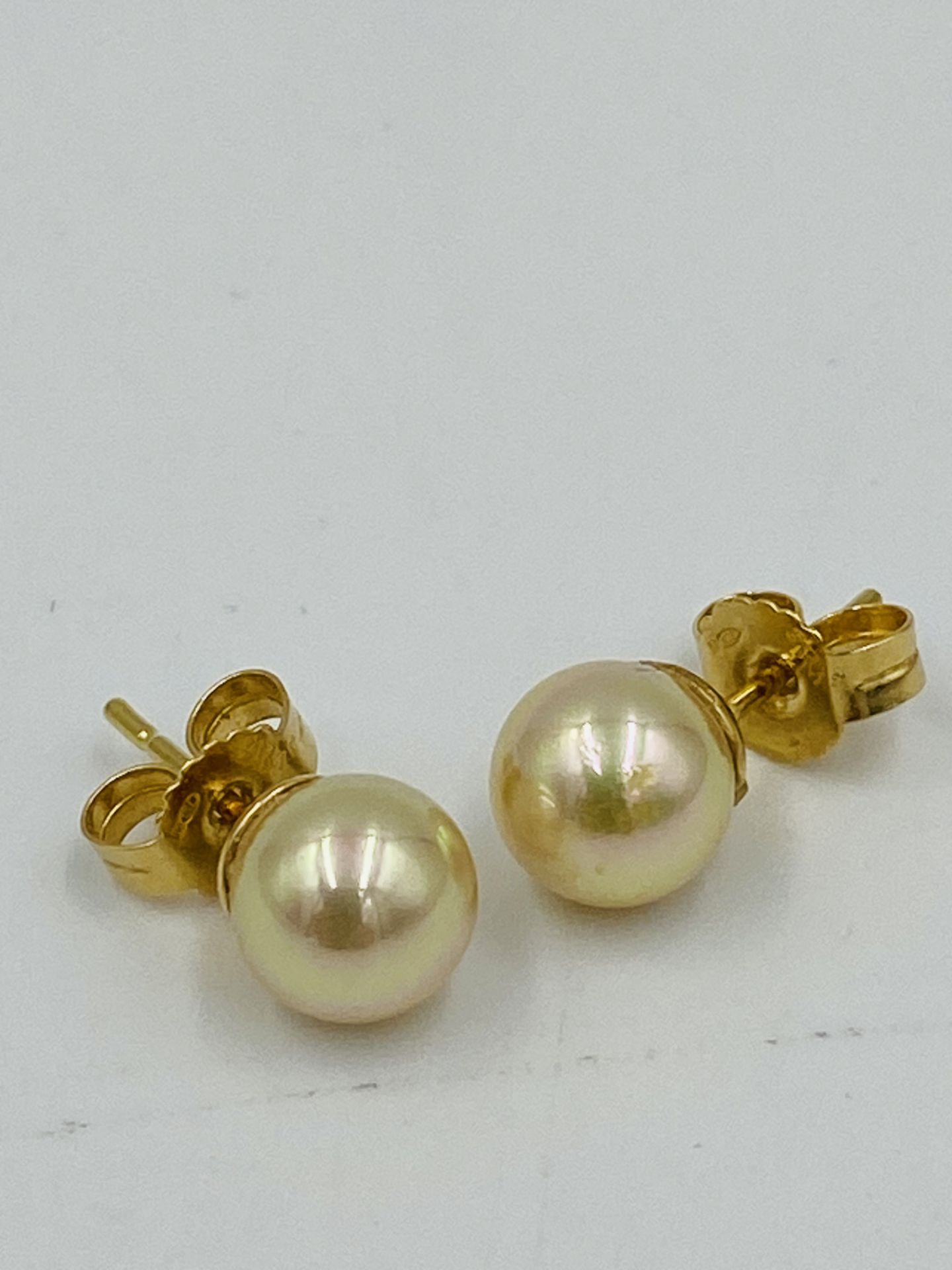 Pair of 18ct gold earrings set with a pearl - Image 4 of 4