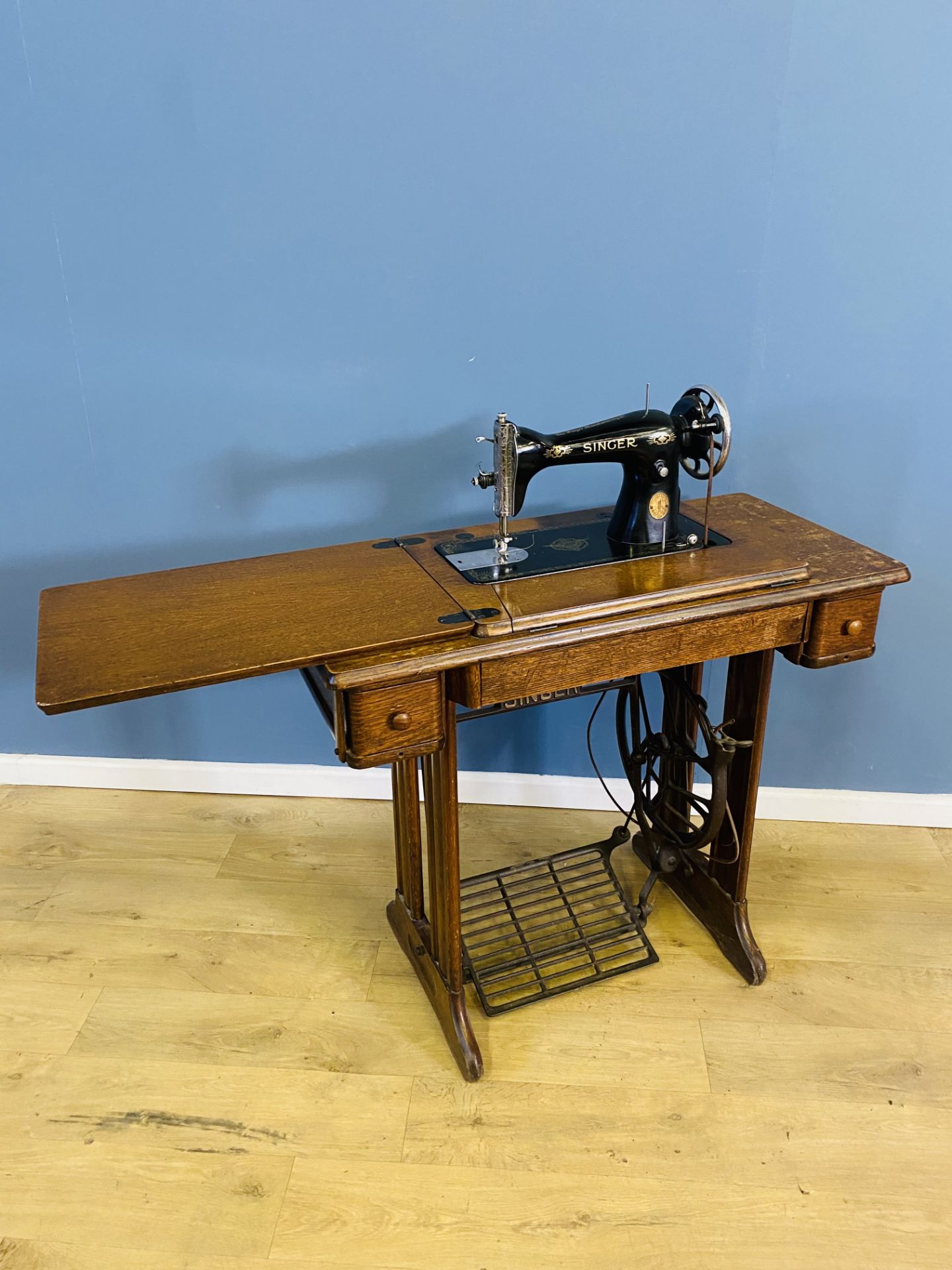 Singer treadle sewing machine - Image 3 of 5
