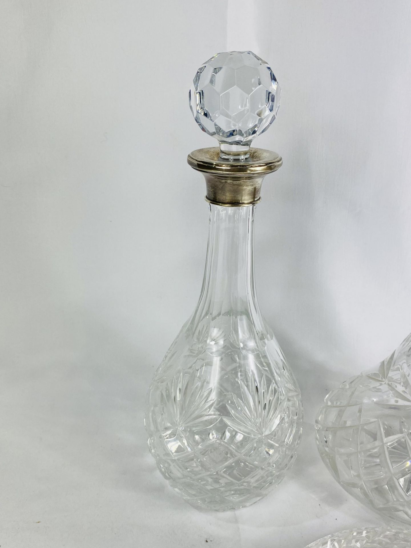 Two cut glass decanters with silver collars together with a cut glass ships decanter - Bild 2 aus 4