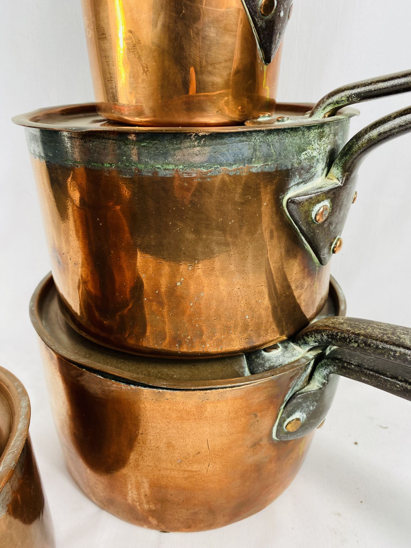Seven Victorian tin lined copper saucepans with lids - Image 4 of 4