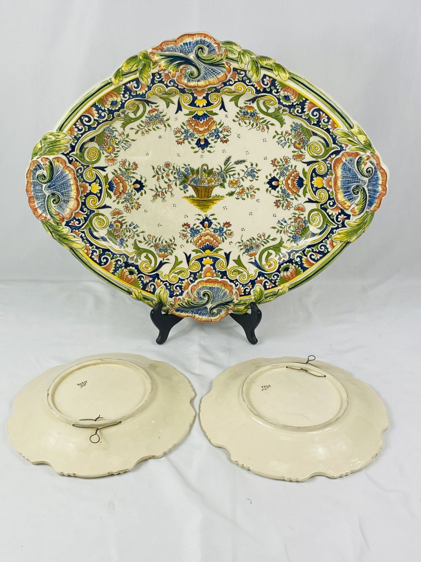Majolica serving platter, 50cm; together with a pair of majolica plates. - Image 2 of 2