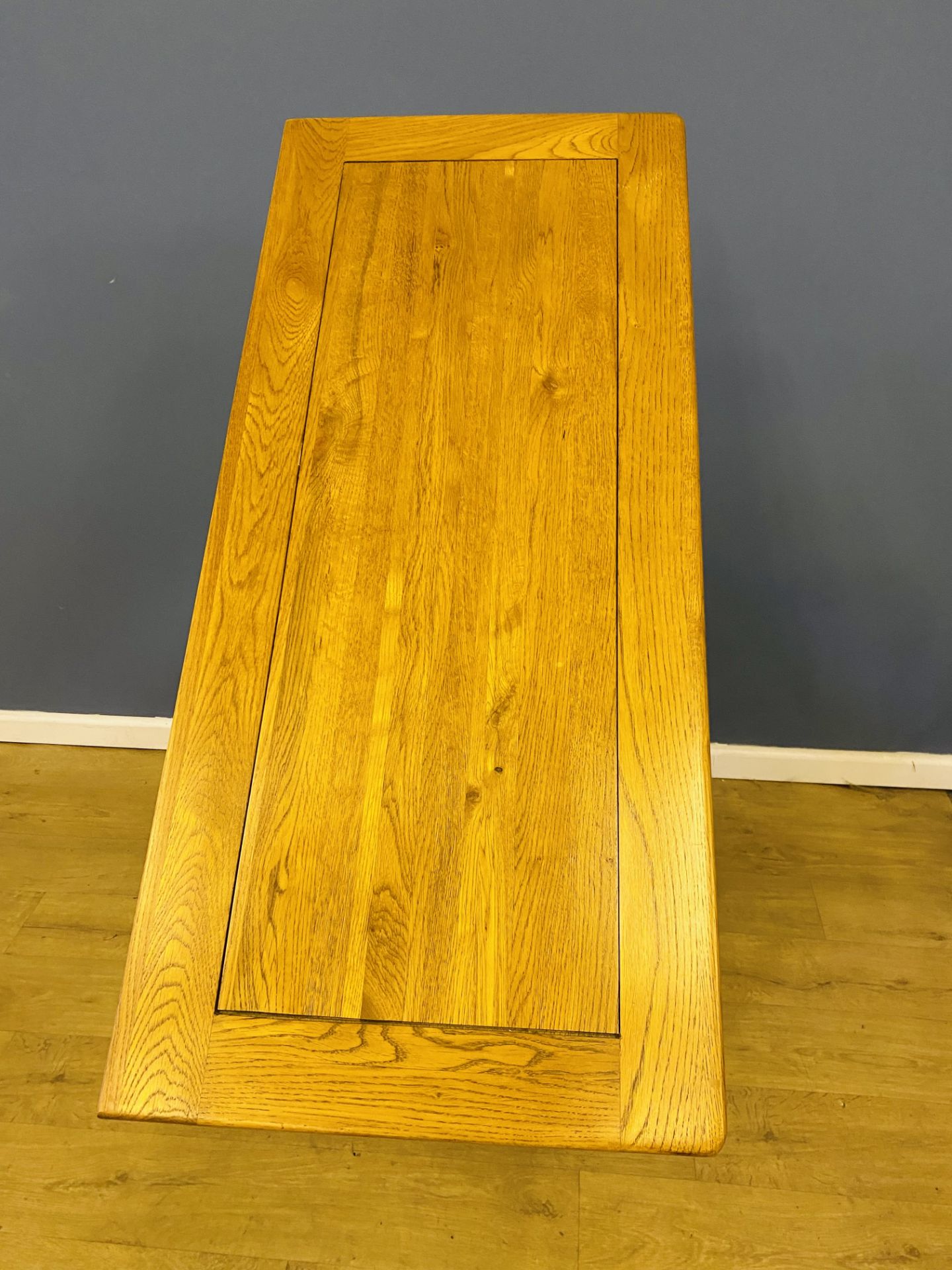 Contemporary oak console table - Image 6 of 6