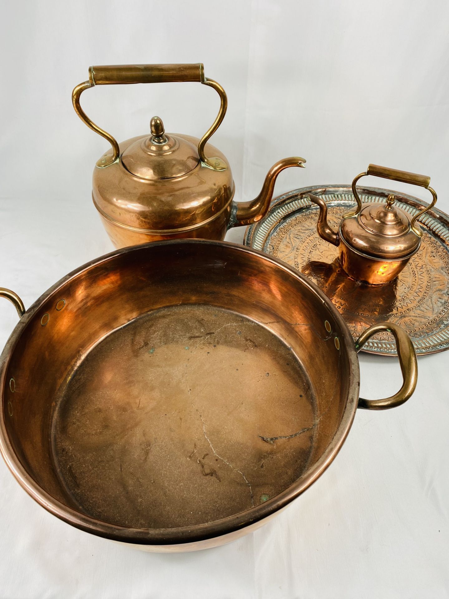 Two copper kettles, a copper pan and engraved copper tray - Image 4 of 4