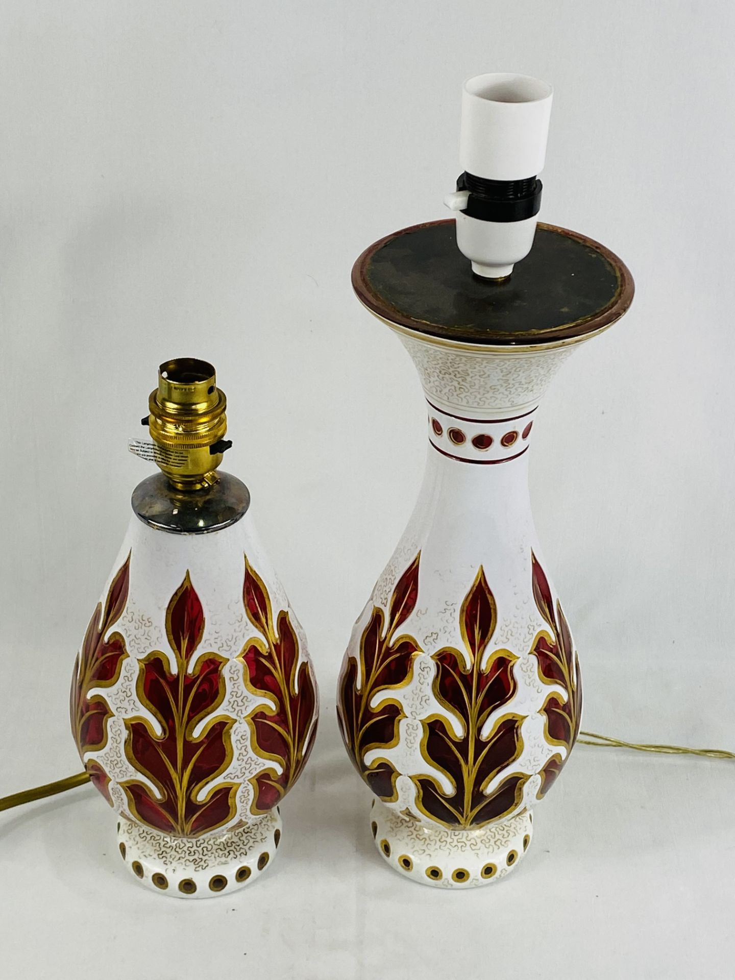 Opaque and ruby glass table lamp; together with a similar lamp - Bild 3 aus 4