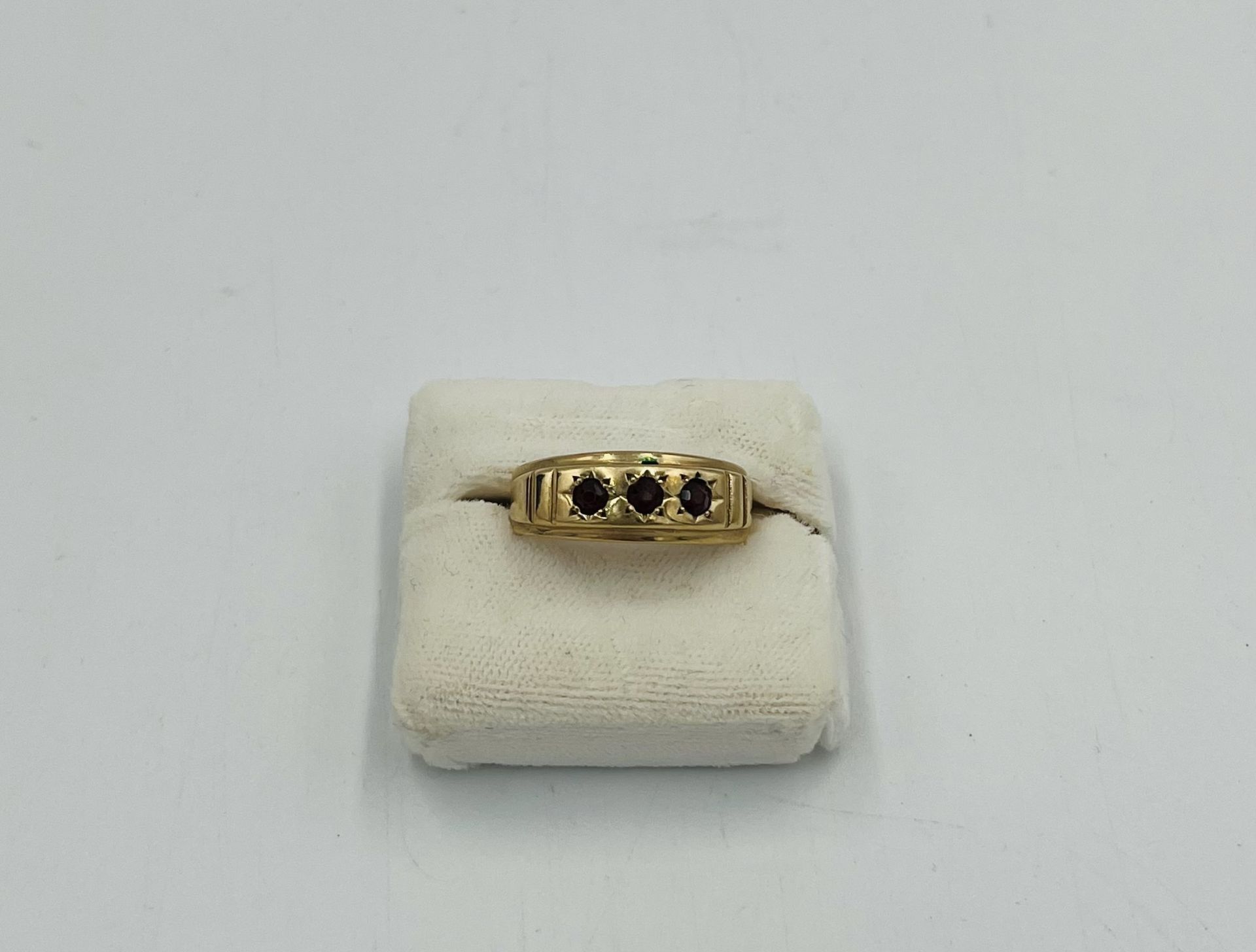 9ct gold ring set with three garnets - Image 2 of 6
