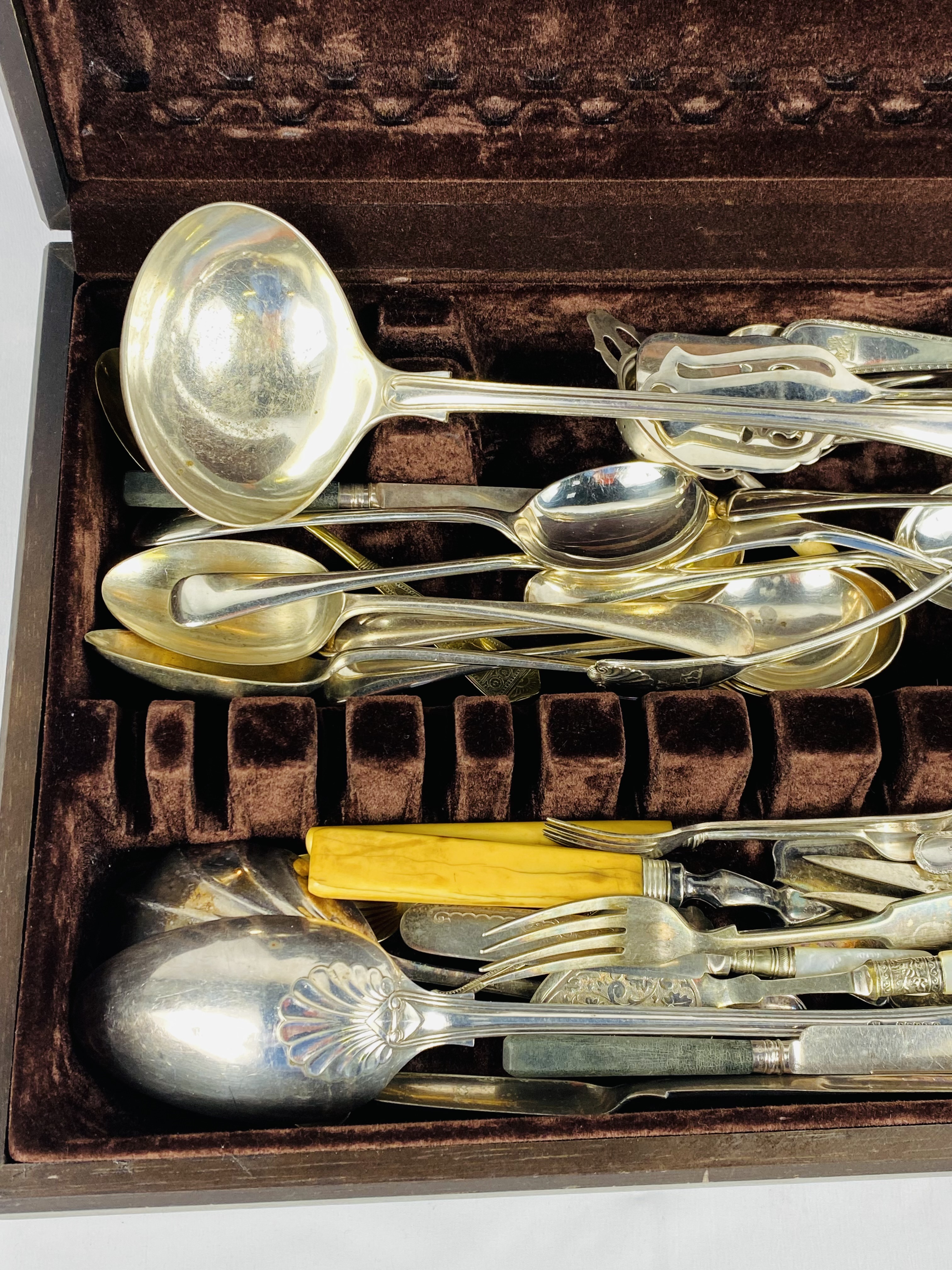 Wooden cutlery box containing a quantity of silver plate spoons and other cutery - Image 2 of 4