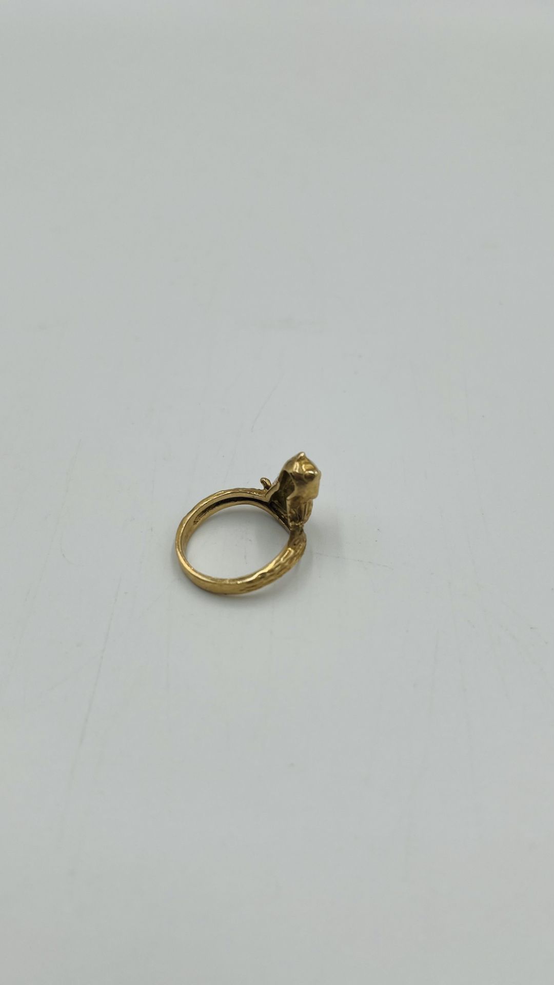 9ct gold ring in the style of an owl - Image 8 of 8