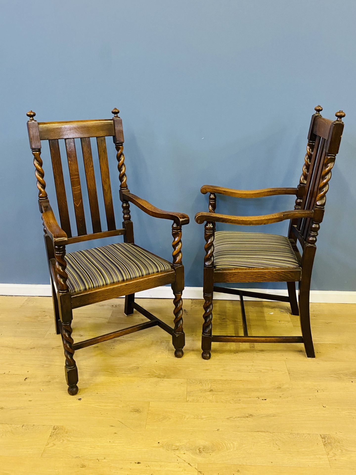 Pair of oak carver chairs - Bild 3 aus 4