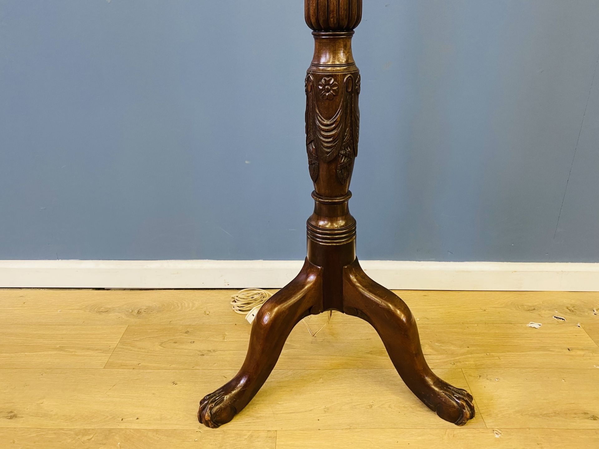 Mahogany standard lamp - Image 4 of 4