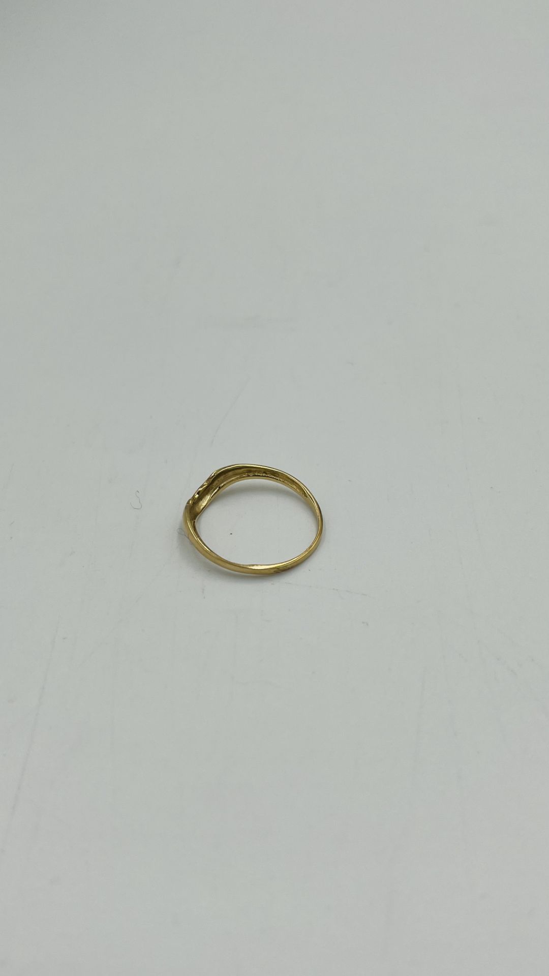 9ct gold ring together with a similar yellow metal ring - Image 7 of 8