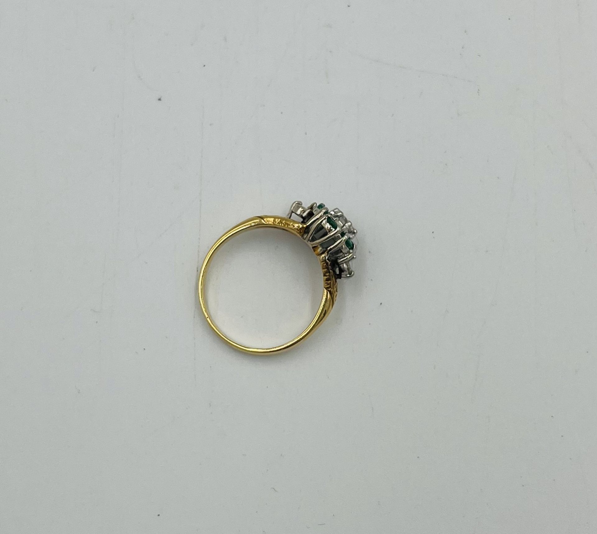 18ct gold ring set with diamonds and emeralds - Image 5 of 5