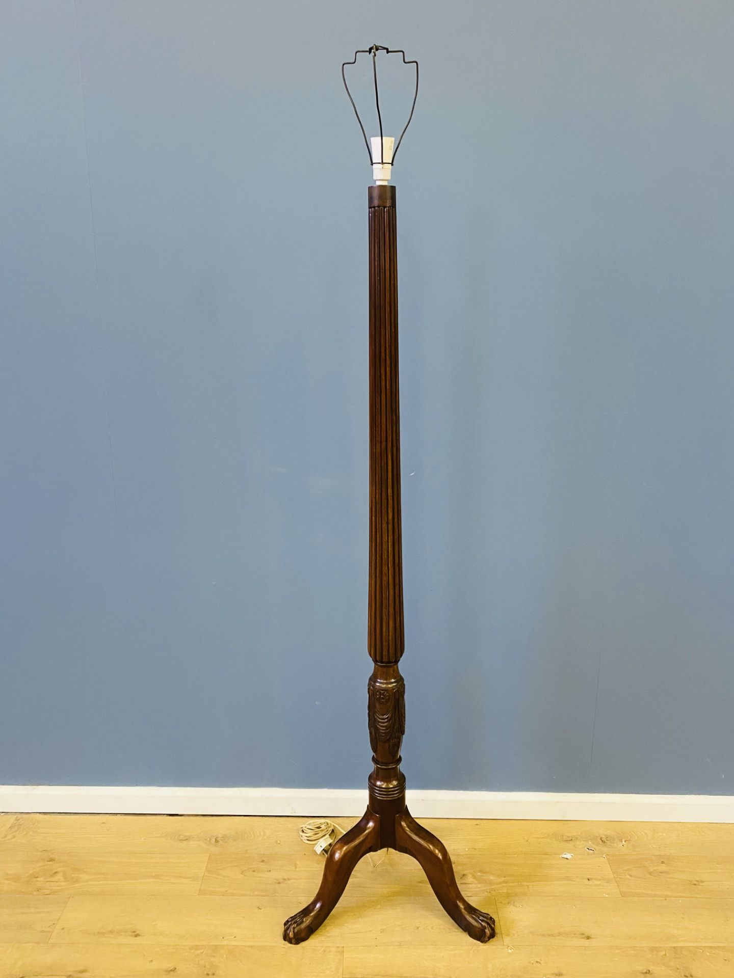 Mahogany standard lamp - Image 2 of 4
