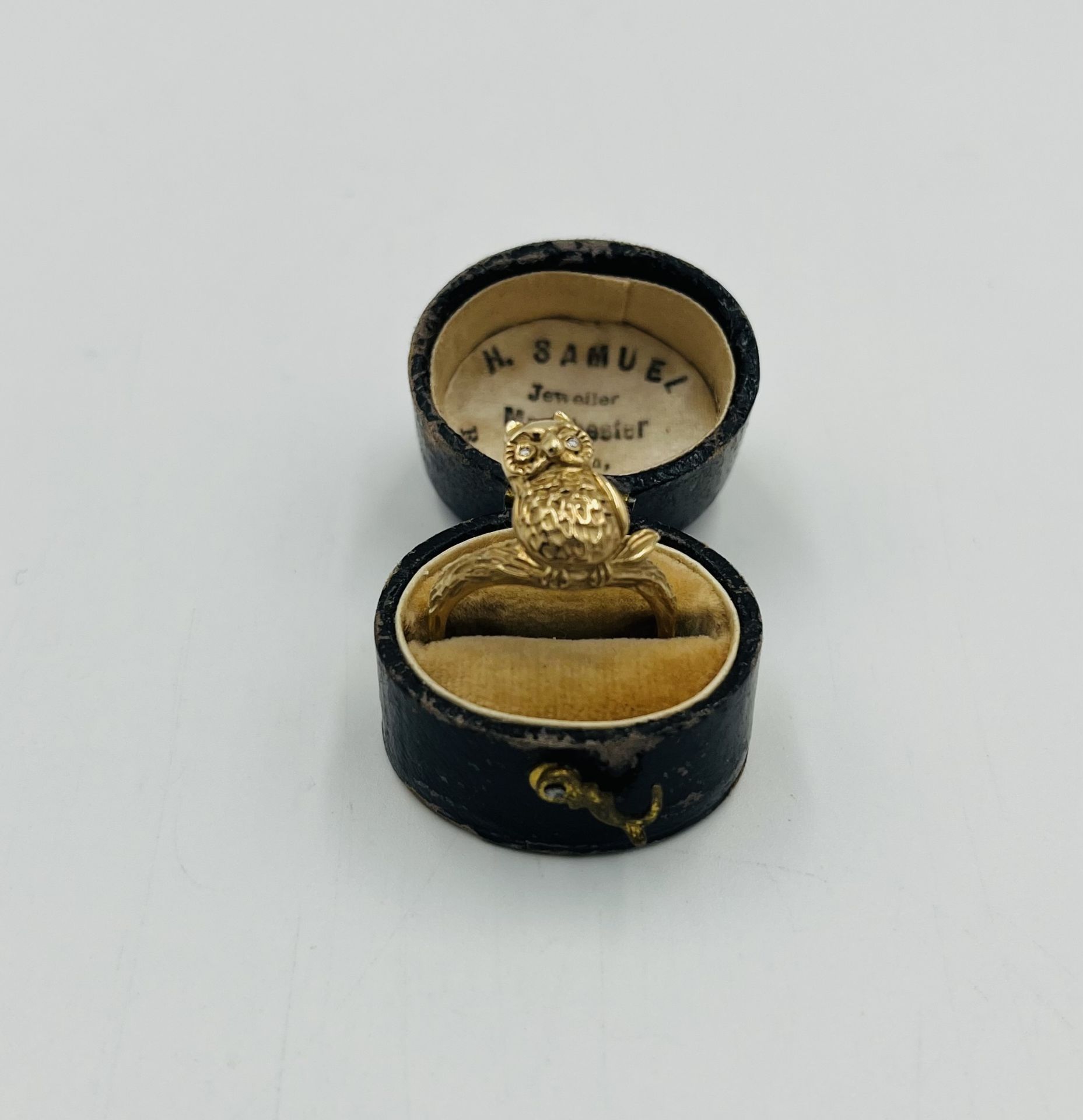9ct gold ring in the style of an owl - Image 2 of 8