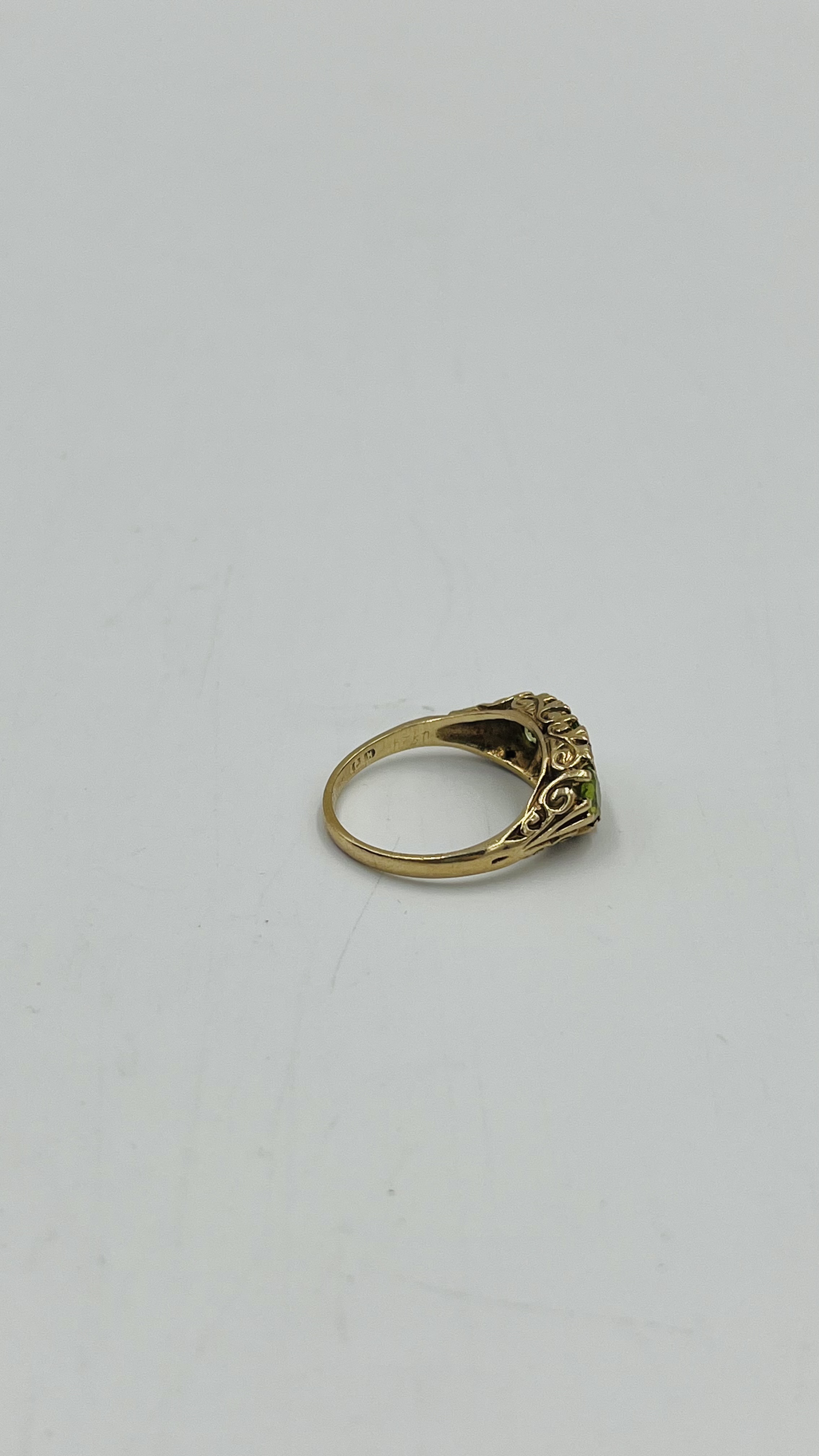 9ct gold ring set with a green stone - Image 3 of 4