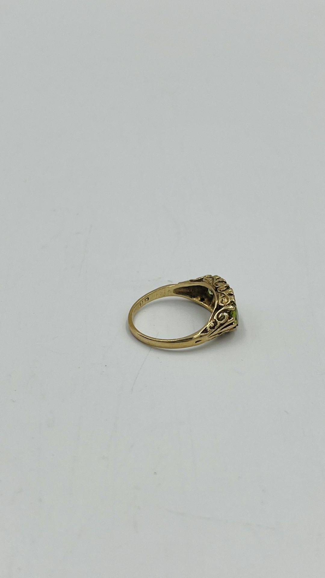 9ct gold ring set with a green stone - Image 3 of 4