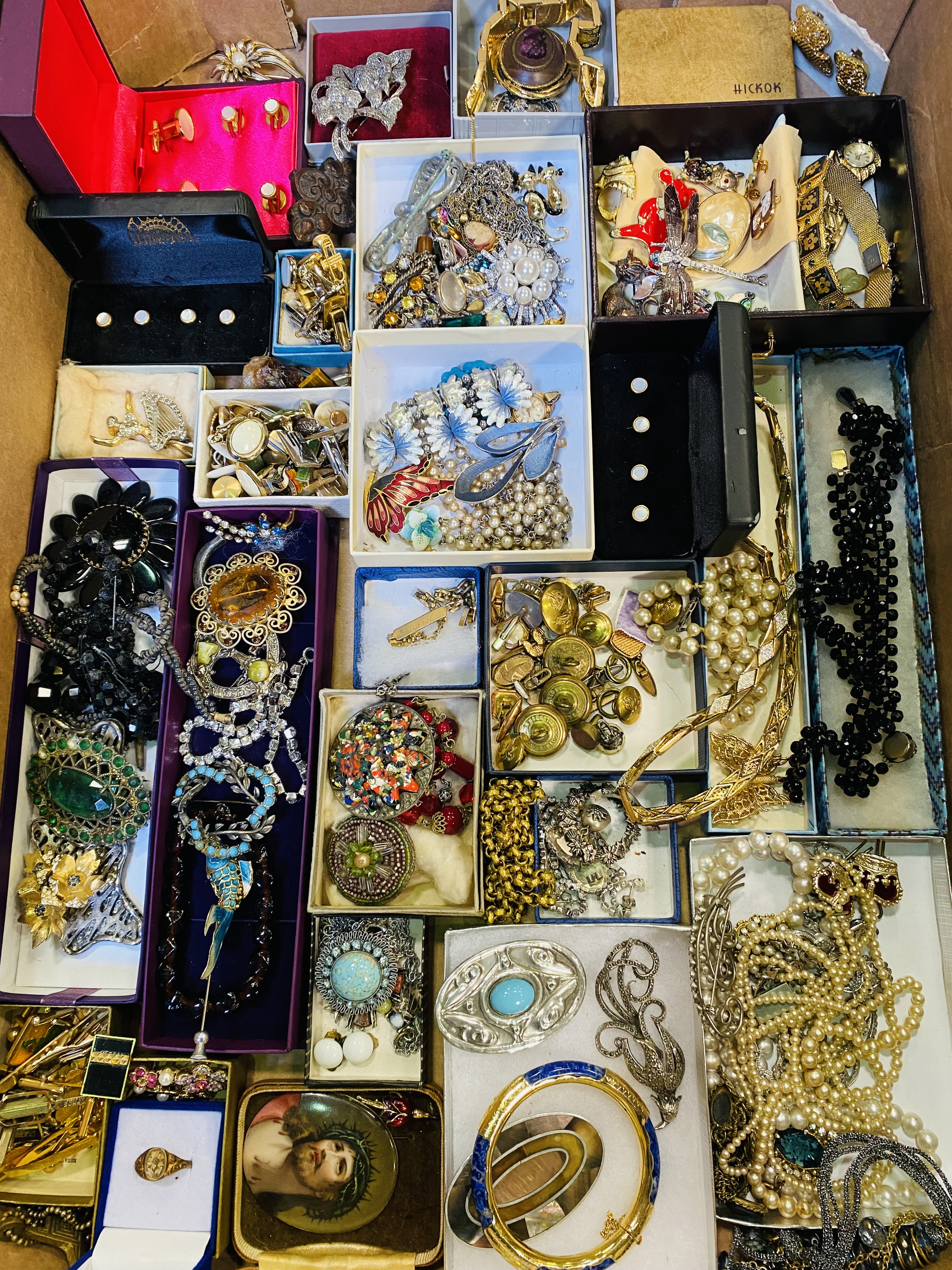 Quantity of costume jewellery