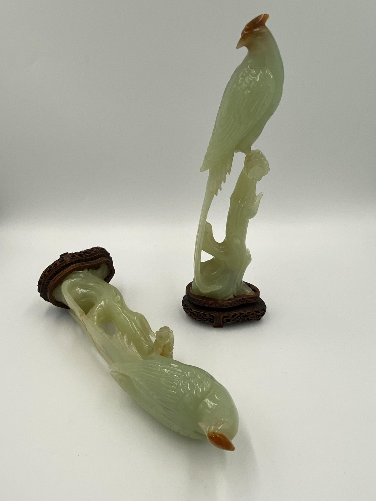 Pair of early 20th century chinese carved jade birds resting on tree stumps - Image 6 of 12