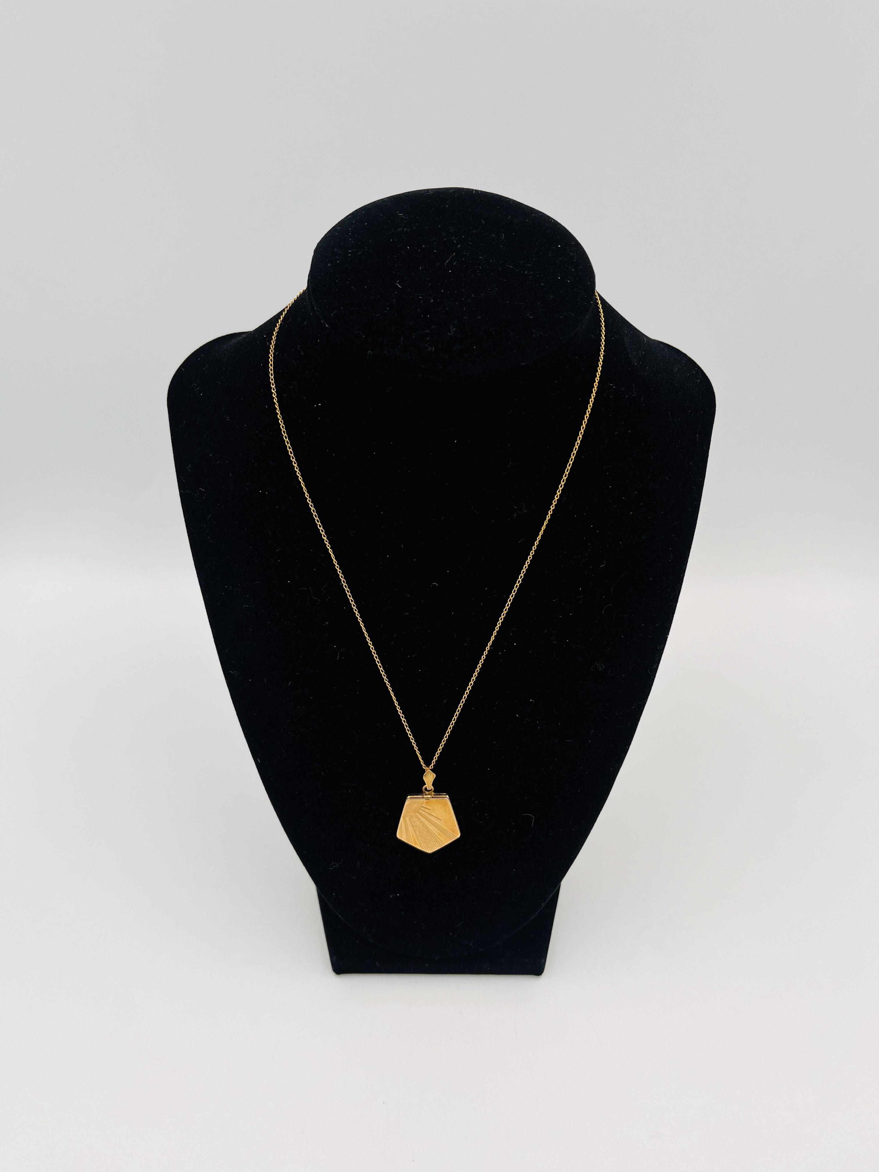 9ct gold locket on 9ct gold chain - Image 2 of 6