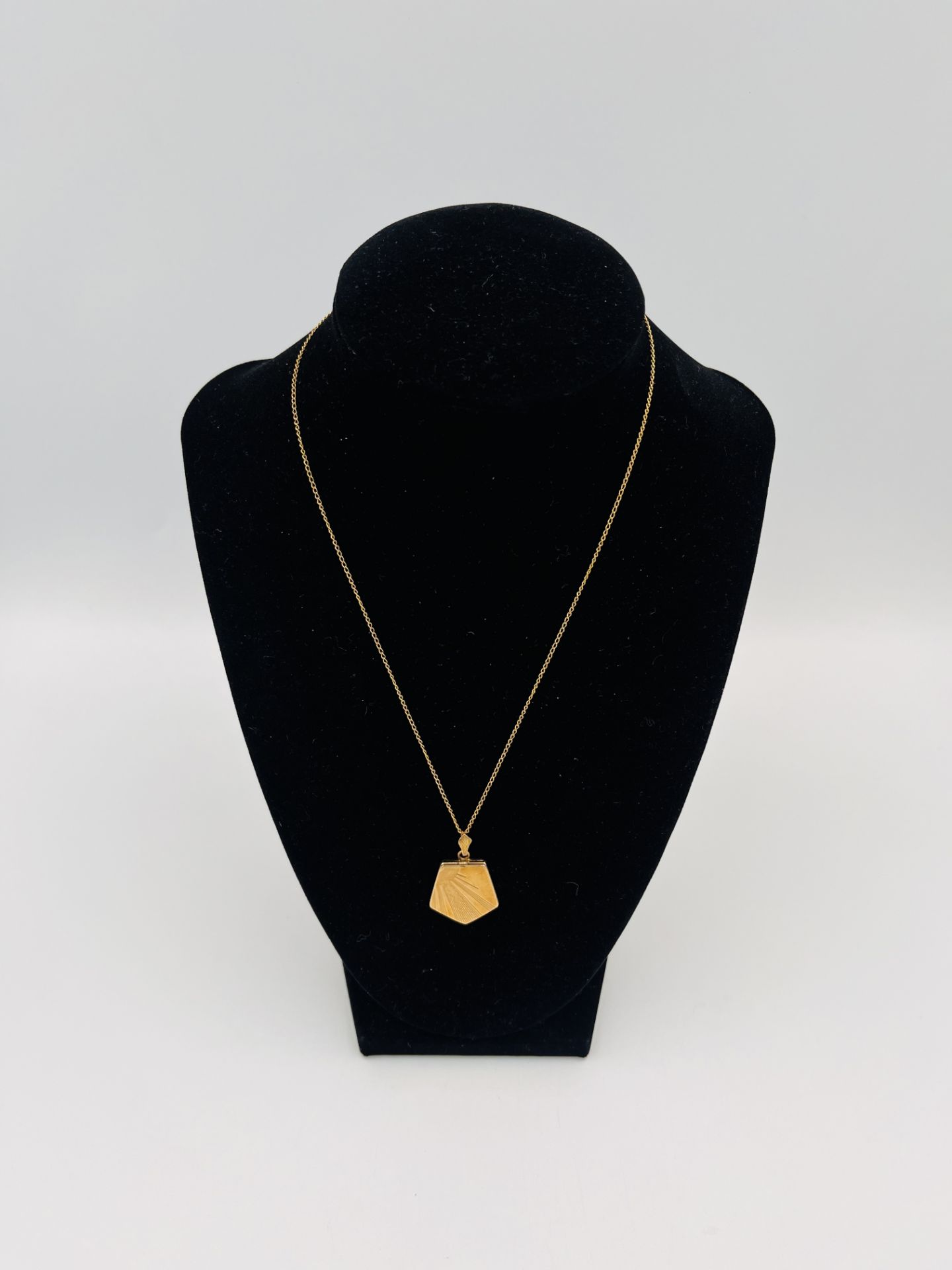 9ct gold locket on 9ct gold chain - Image 2 of 6