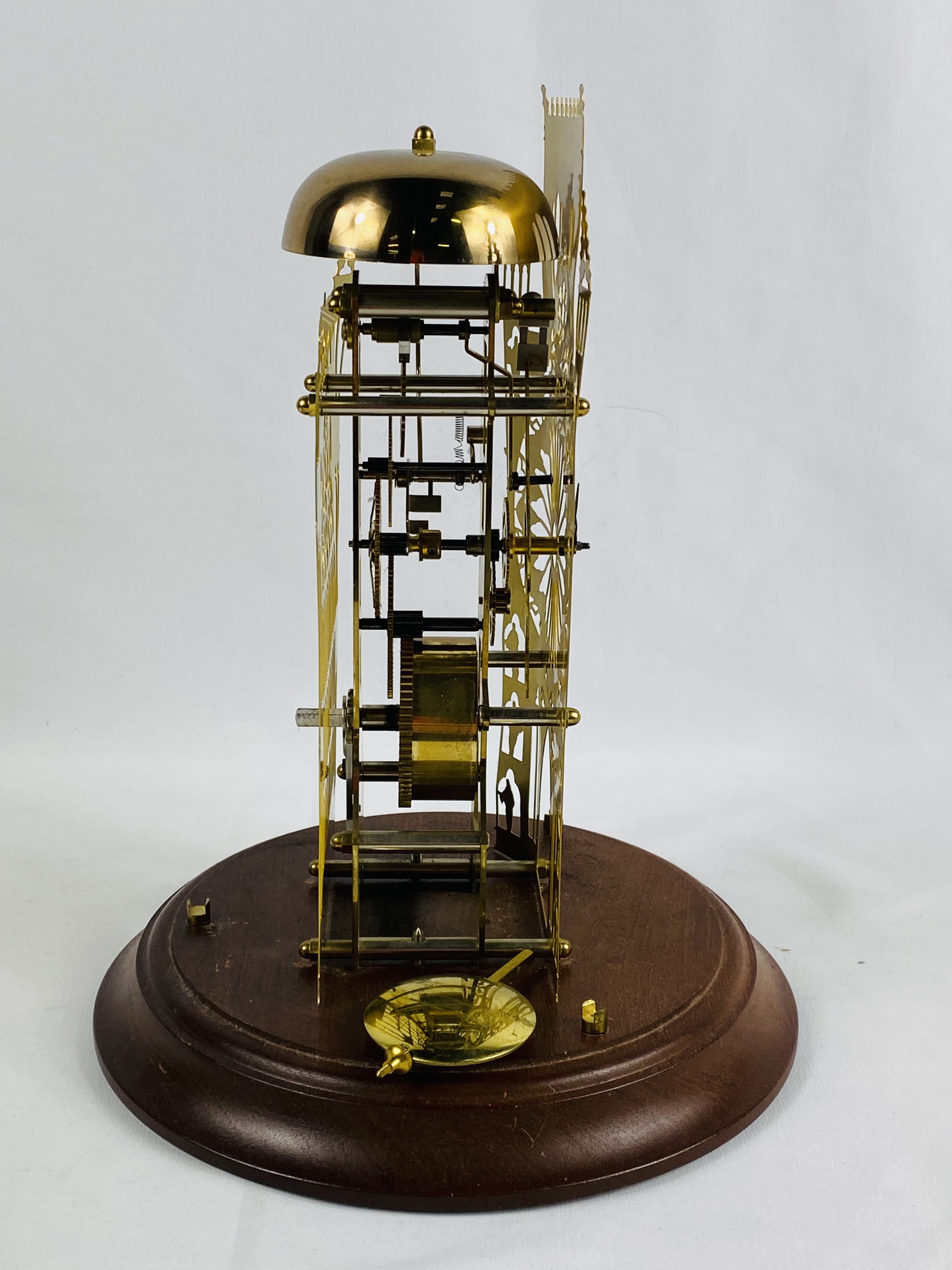 Brass skeleton clock on wood base - Image 5 of 6