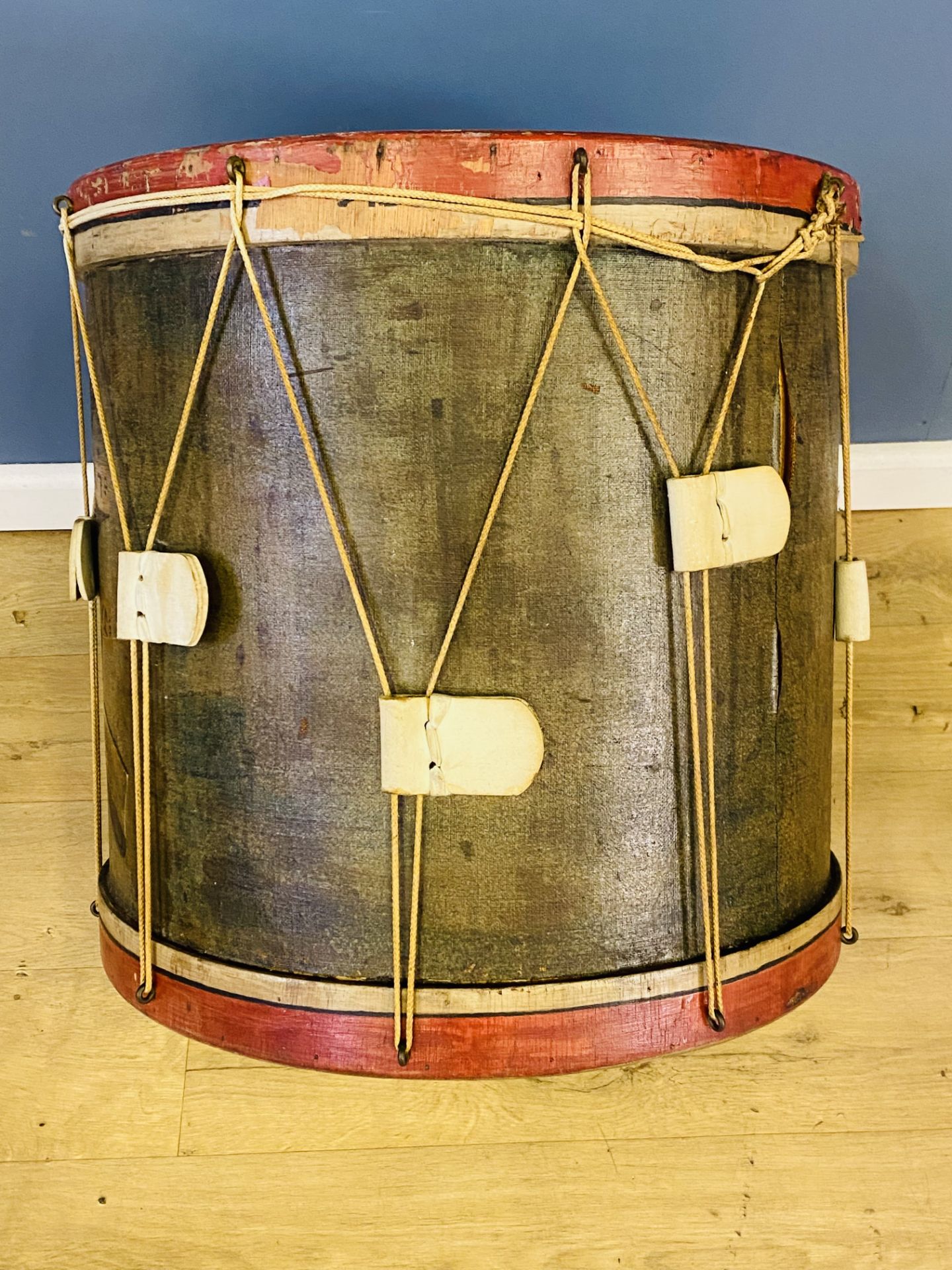 Regimental drum side table - Image 2 of 5