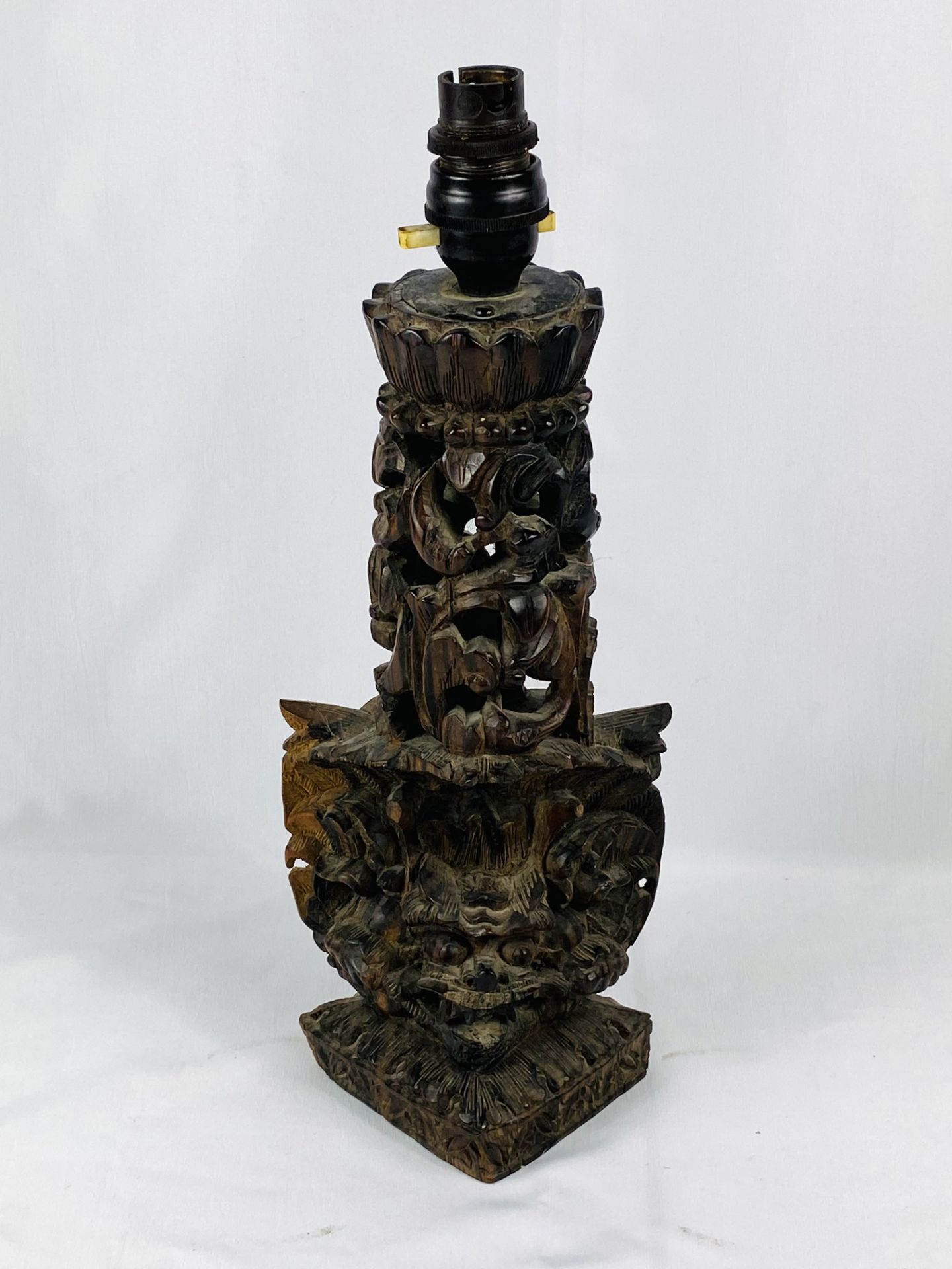 Carved wood Oriental style table lamp - Image 2 of 4