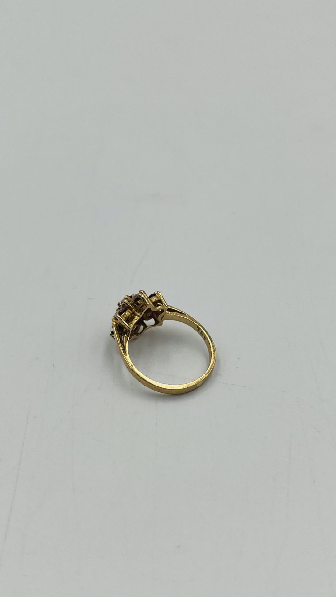 9ct gold daisy ring - Image 4 of 7