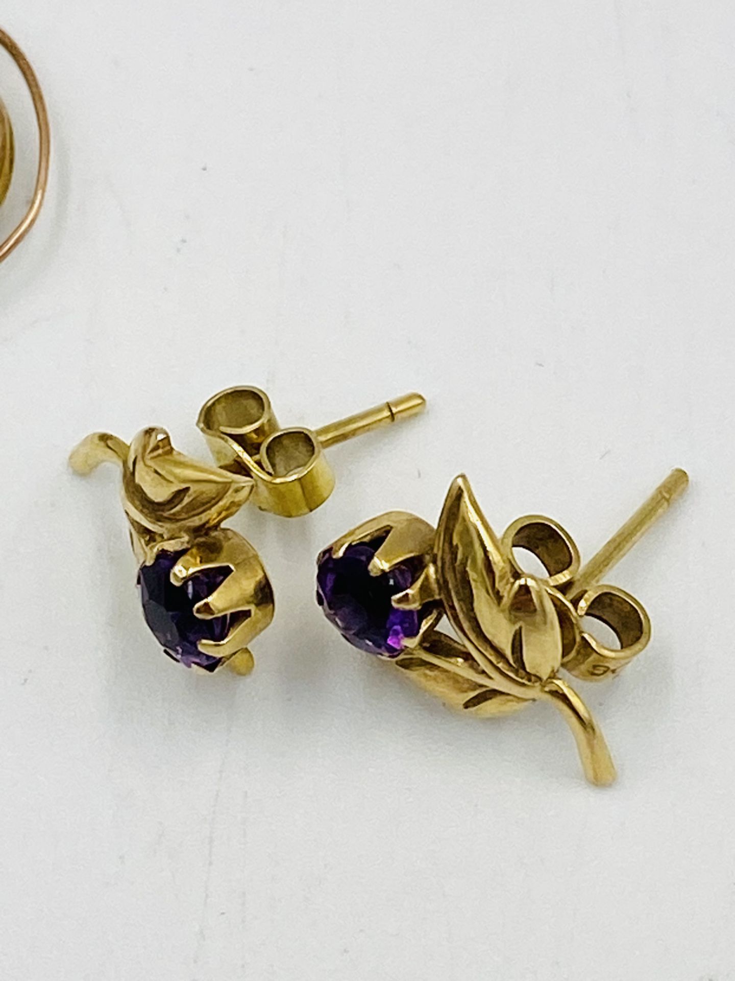 Pair of 9ct gold earrings and other items - Image 3 of 5