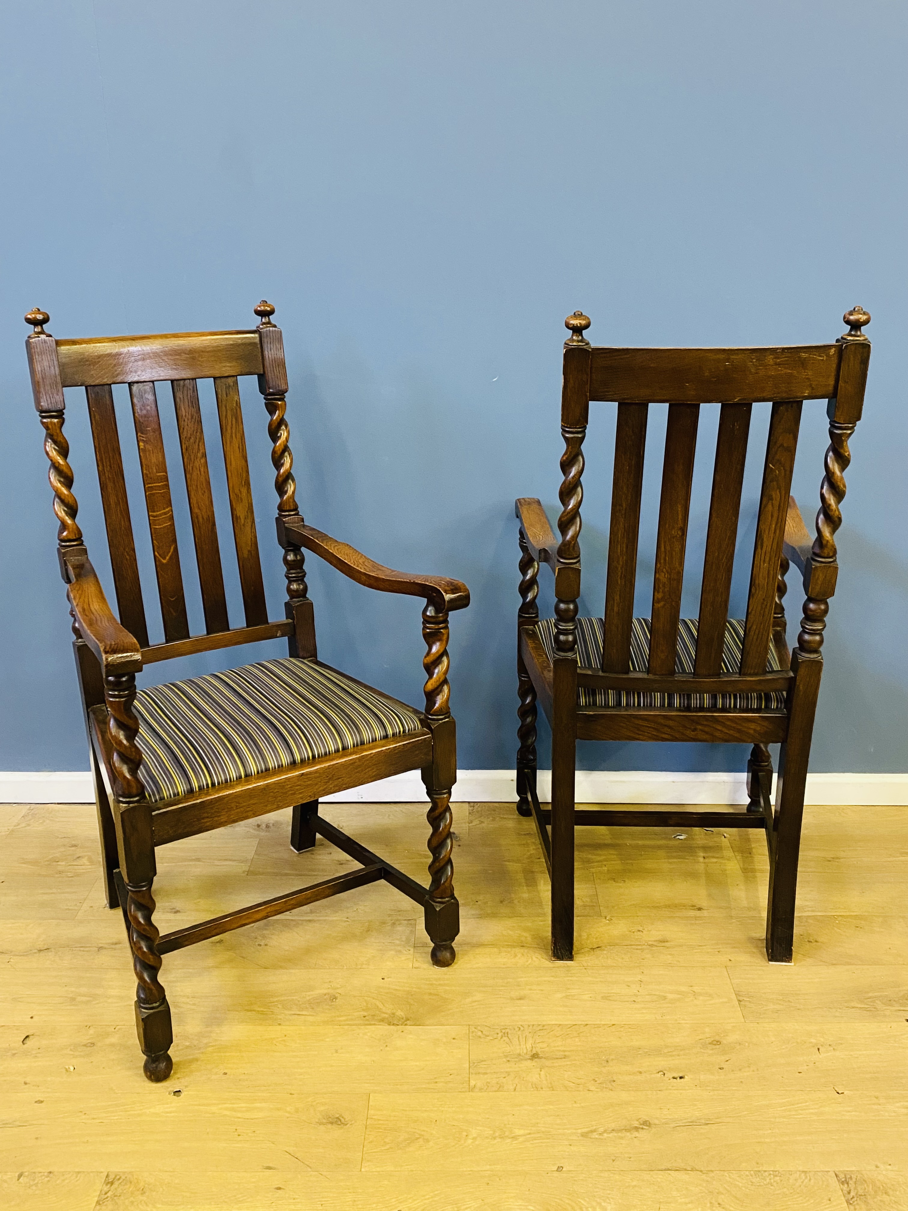 Pair of oak carver chairs - Image 4 of 4