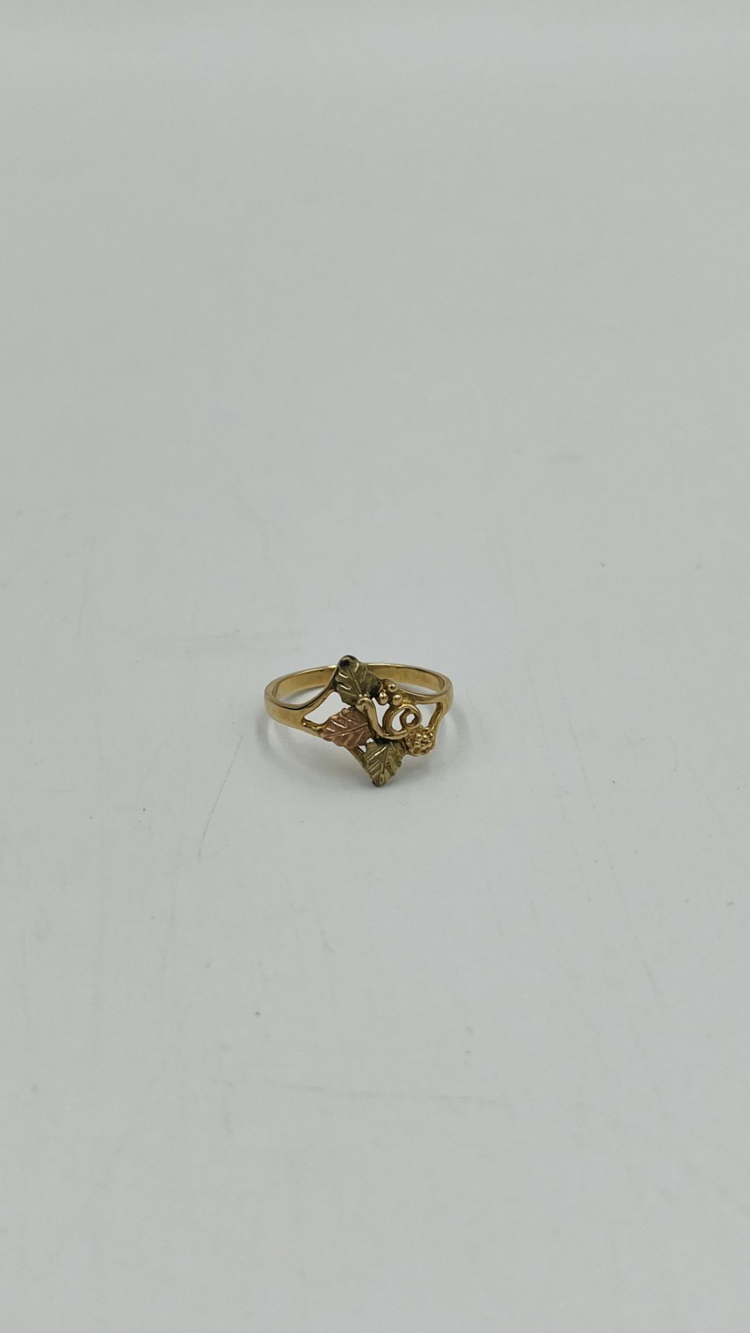 10ct gold ring together with a matching pair of 10ct gold earrings - Bild 3 aus 6
